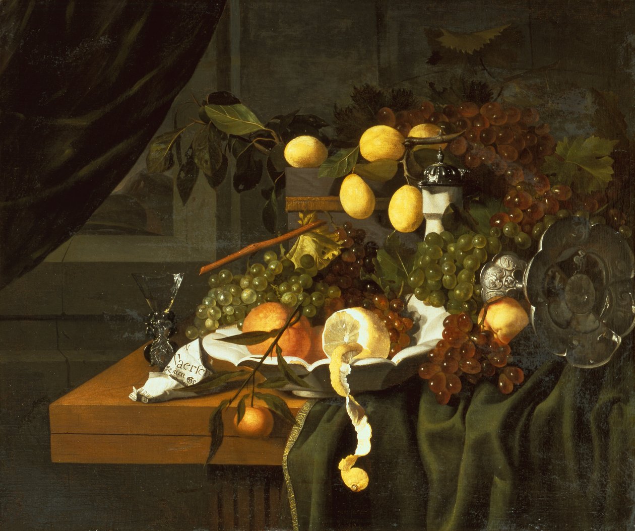 Un limone sbucciato, arance e uva in un piatto da Christiaan Luykx or Luycks