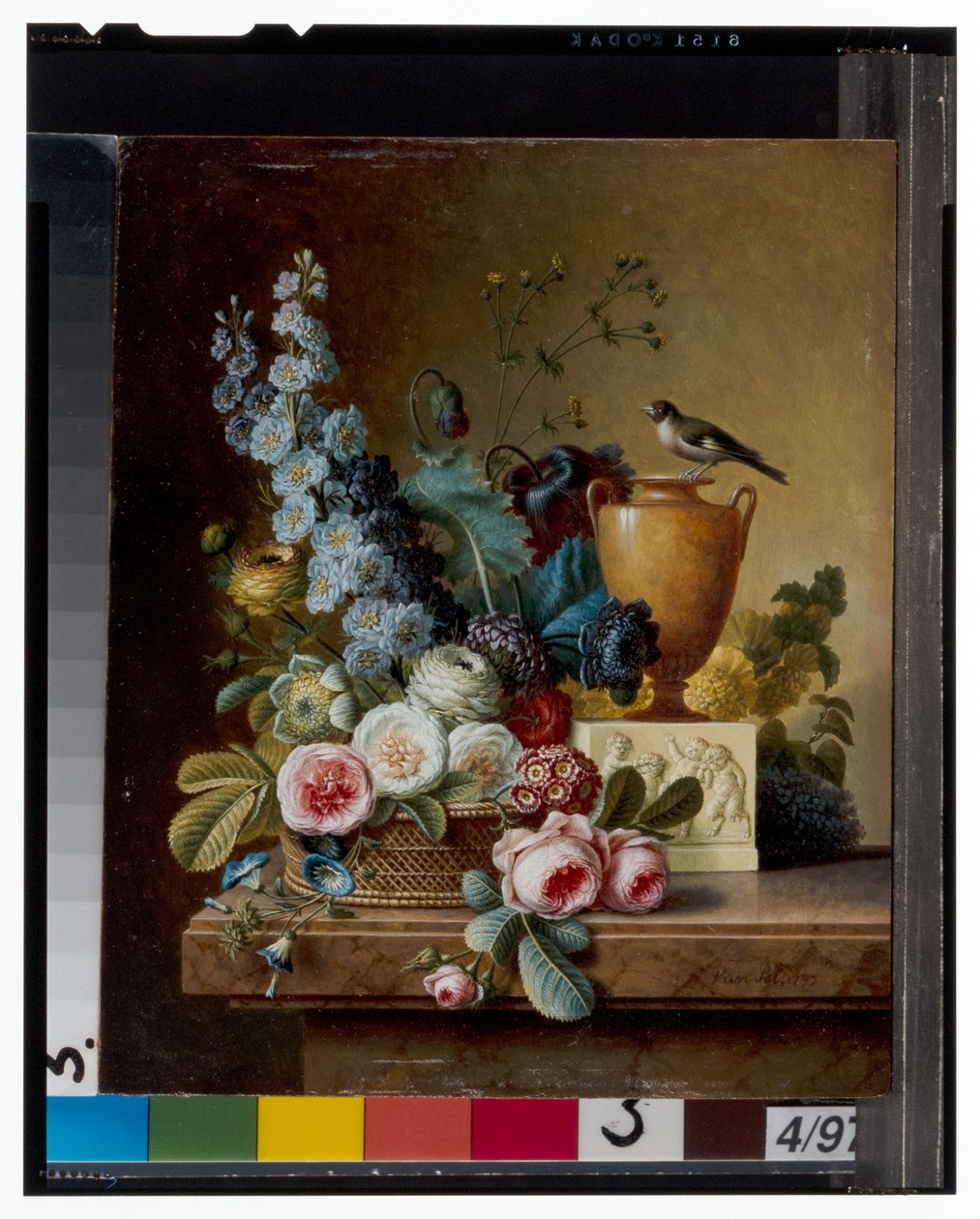 Un vaso di fiori su un bordo di marmo e un cesto di fiori con un cardellino da Christiaan van Pol