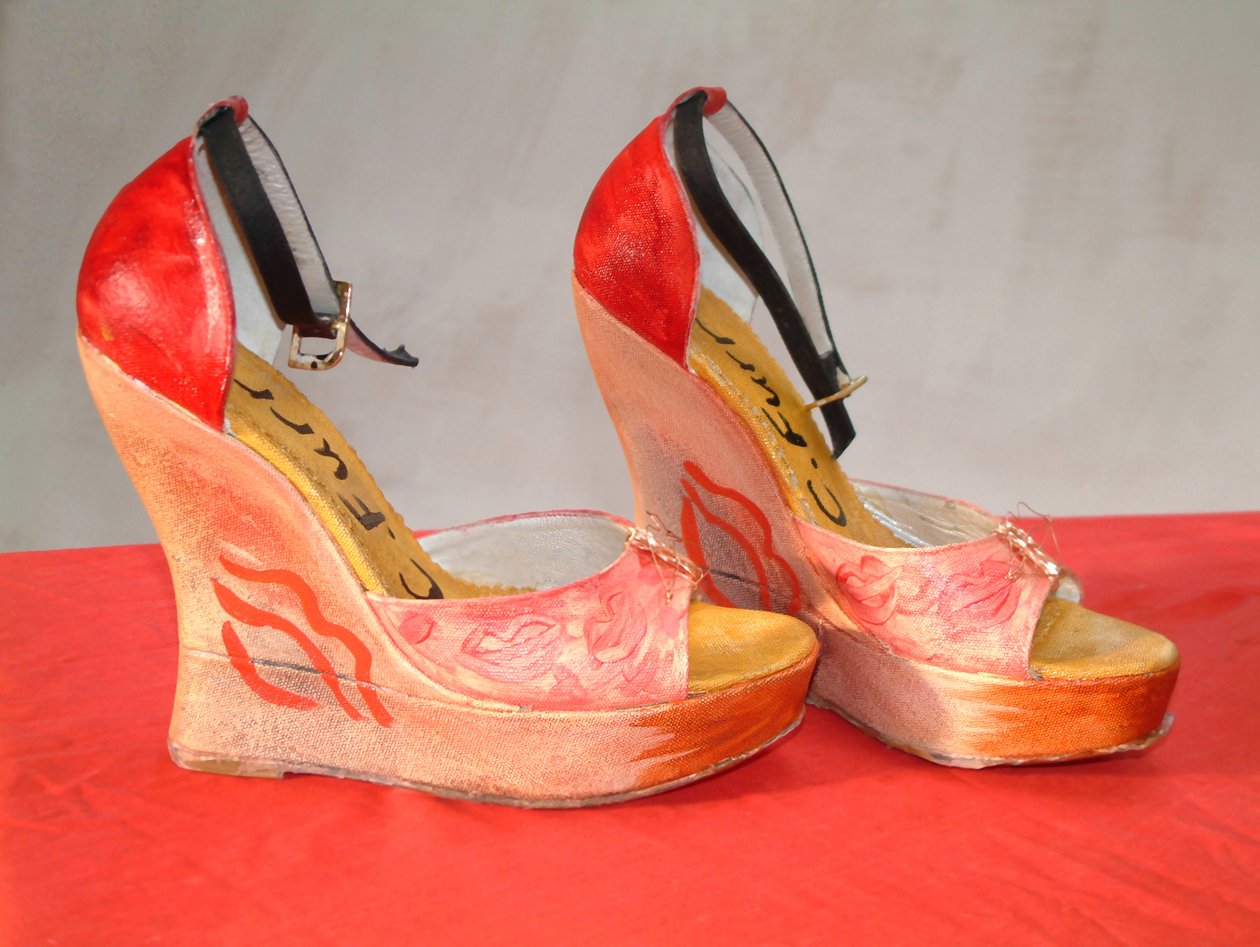 Baisse, Moi, Painted Dehavilland Heels Shoes, 2006 (scultura) da Christian Furr