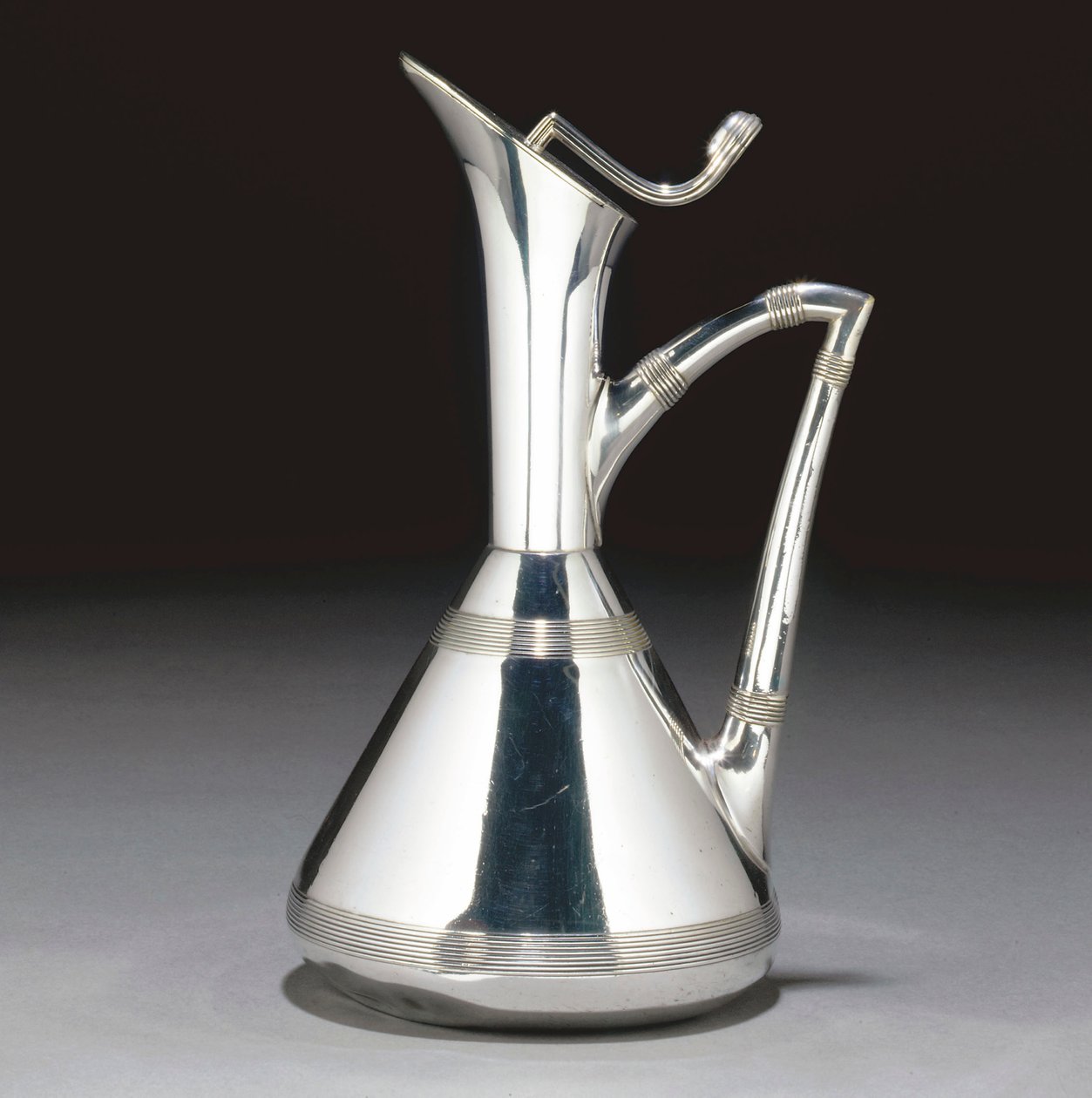 Una brocca da Christopher Dresser