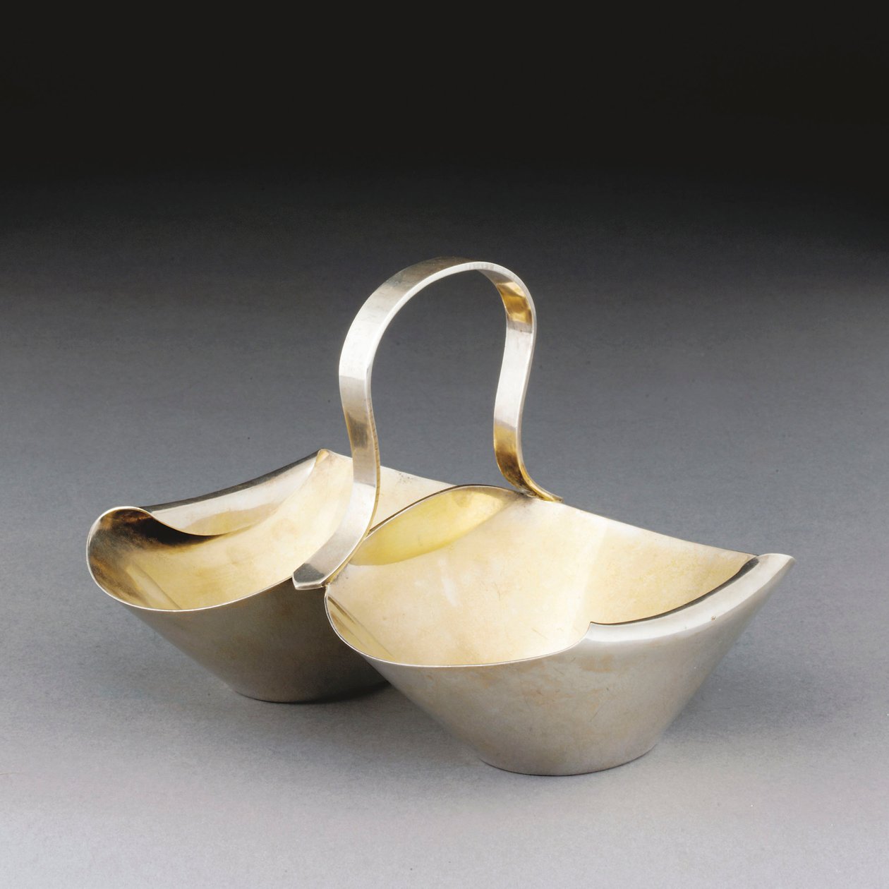 Un Cestino in Metallo Bianco da Christopher Dresser