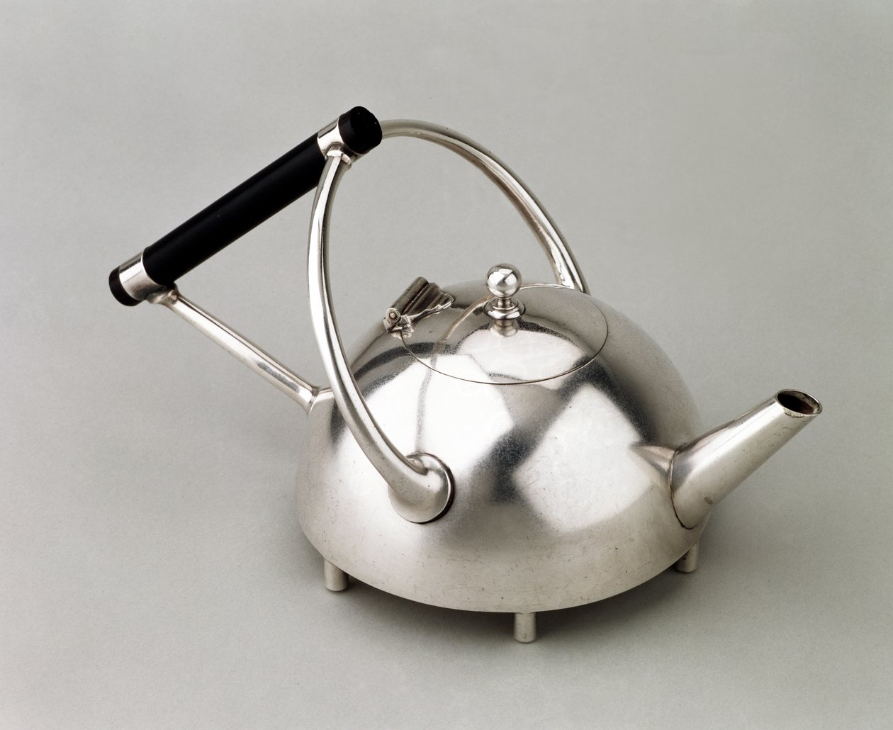 Teiera Emisferica su Sei Piedi, prodotta da James Dixon & Son, 1880 da Christopher Dresser