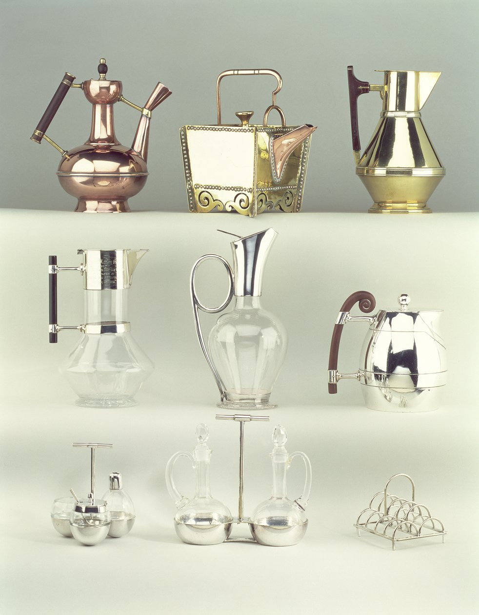 In alto, da sinistra a destra: Caffettiera orientale, Benham & Froud, c.1888; Teiera quadrata giapponese rivettata, Benham & Froud, c.1888; Brocca da claret, Richard Perry, Son & Co., c.1880 da Christopher Dresser