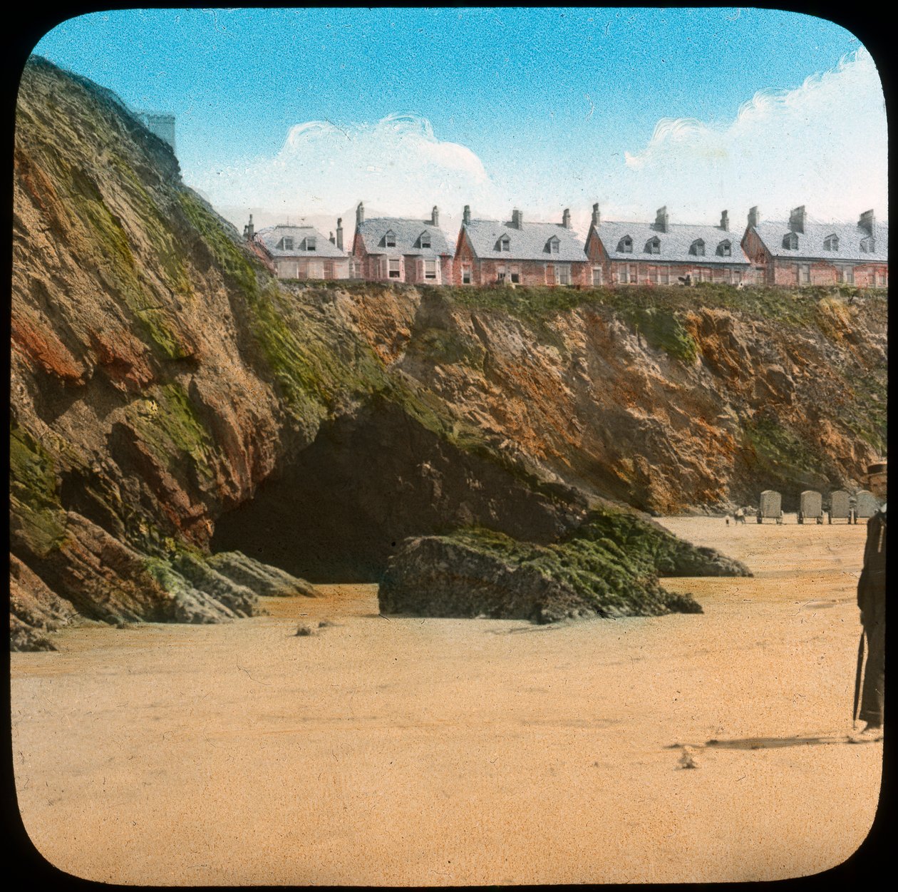 Spiaggia e scogliere, Newquay, Cornovaglia, fine XIX o inizio XX secolo da Church Army Lantern Department