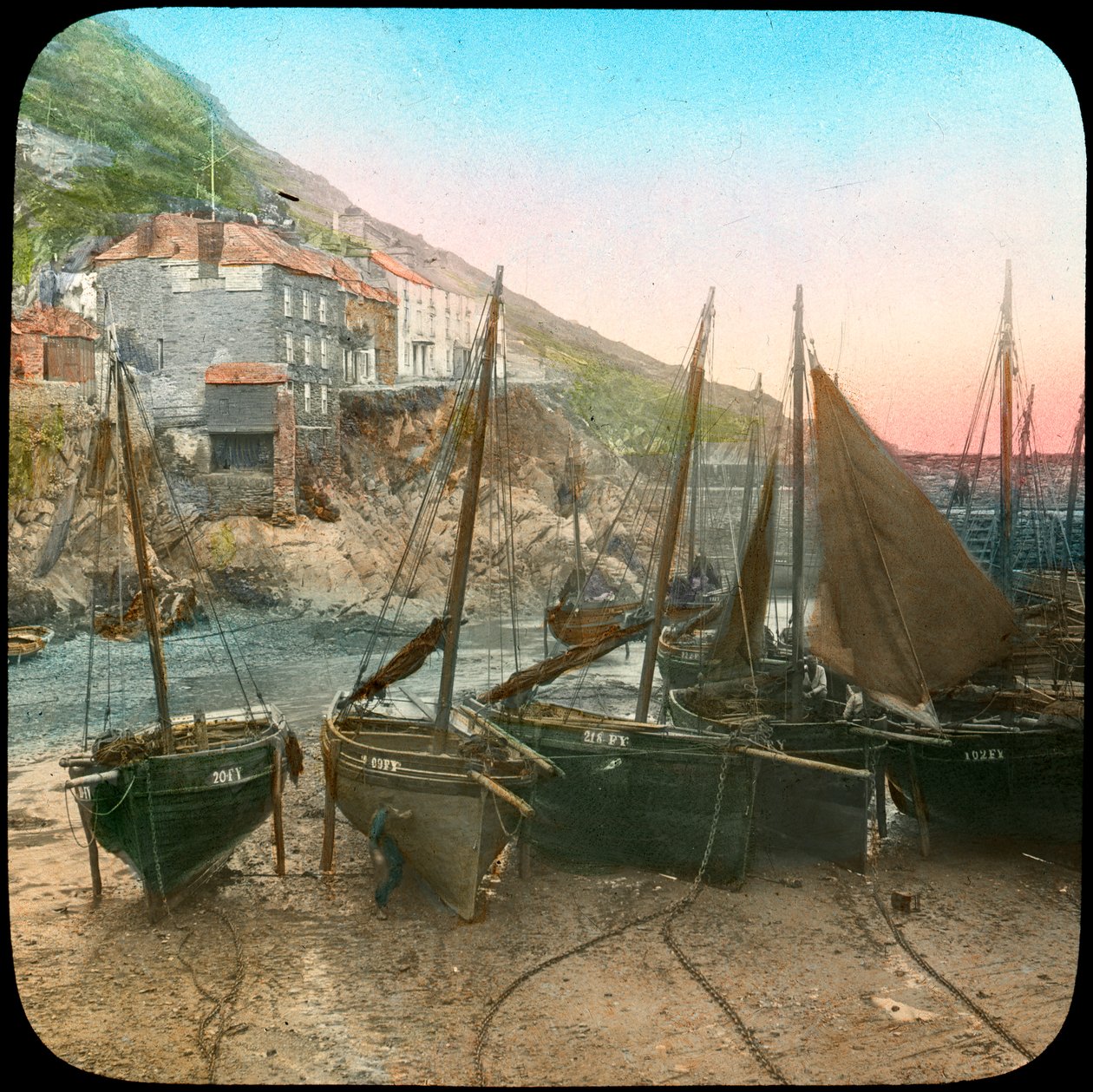 Flotta di pesca a bassa marea, Polperro, Cornovaglia, fine 19° o inizio 20° secolo da Church Army Lantern Department
