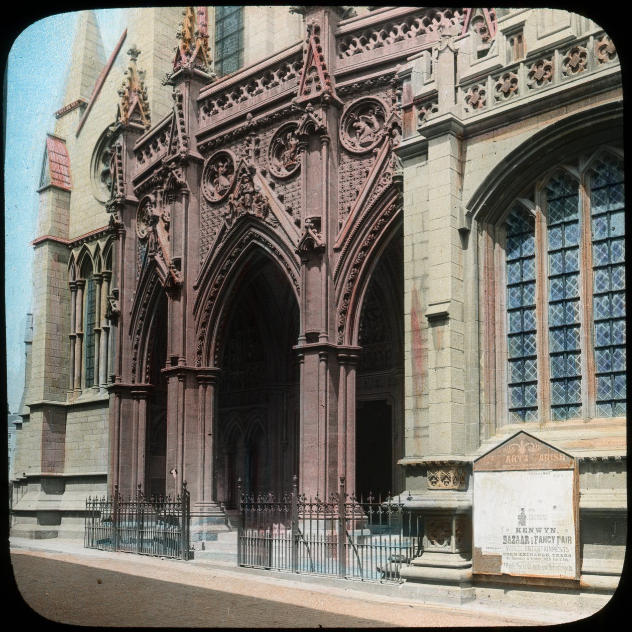 Portico della Cattedrale di Truro, Cornovaglia da Church Army Lantern Department