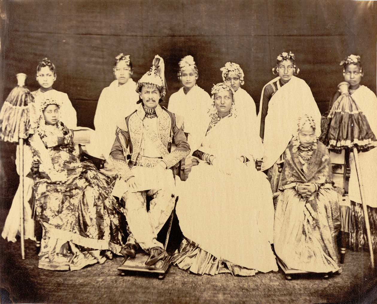 Jung Bahadoor con la sua moglie principale, 2 figlie e schiave da Clarence Comyn Taylor