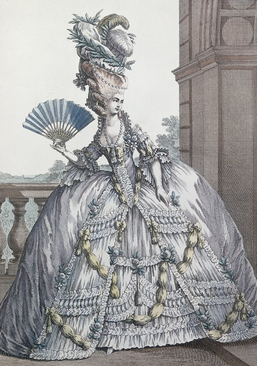 Donna che indossa un abito elegante con i capelli 