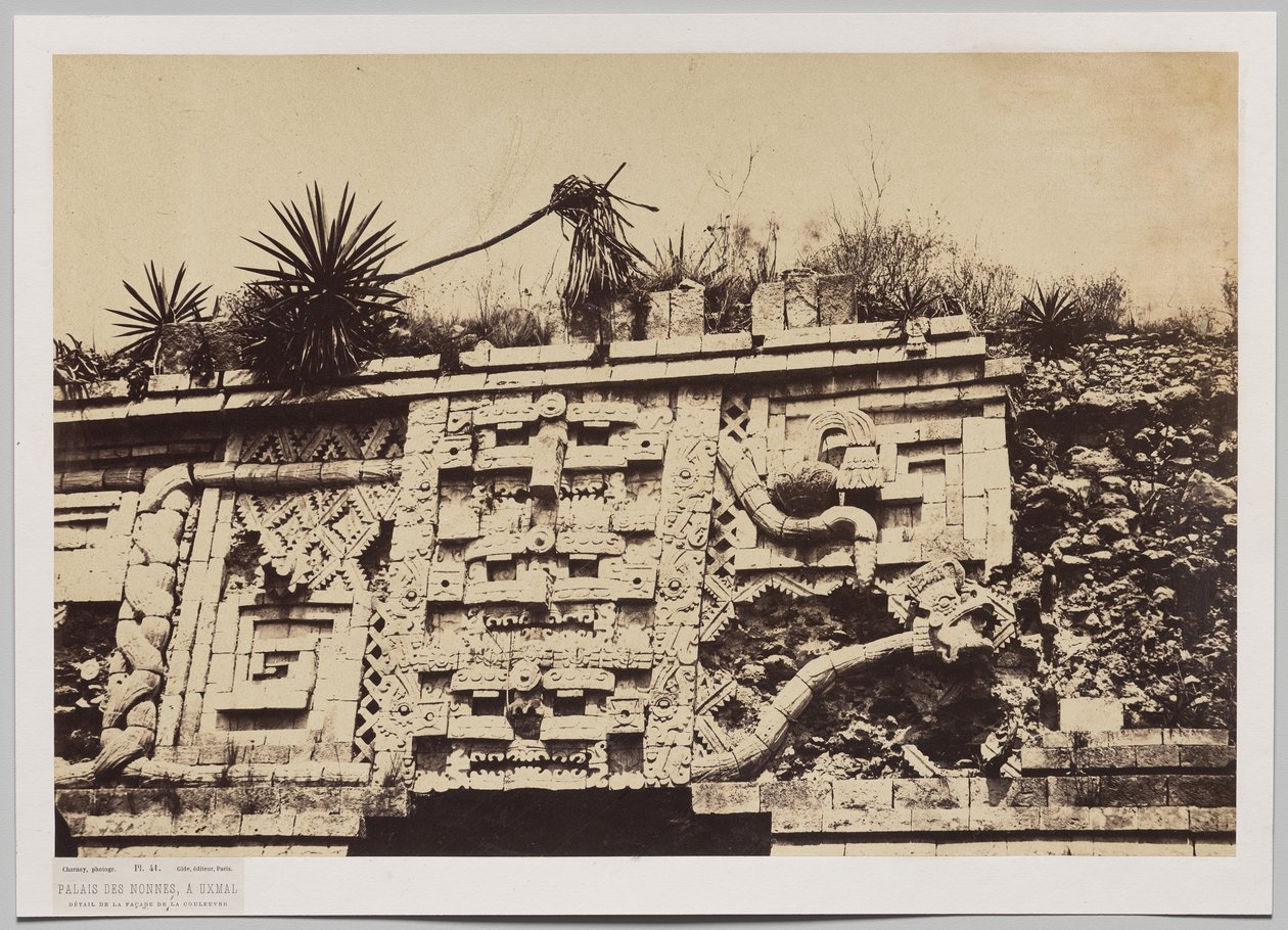 Palazzo delle Monache a Uxmal (dettaglio della facciata del serpente) da Claude Joseph Désiré Charnay