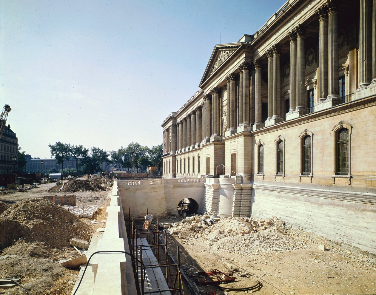 La colonnata del Louvre fotografata durante il restauro, 8 settembre 1966 da Claude Perrault