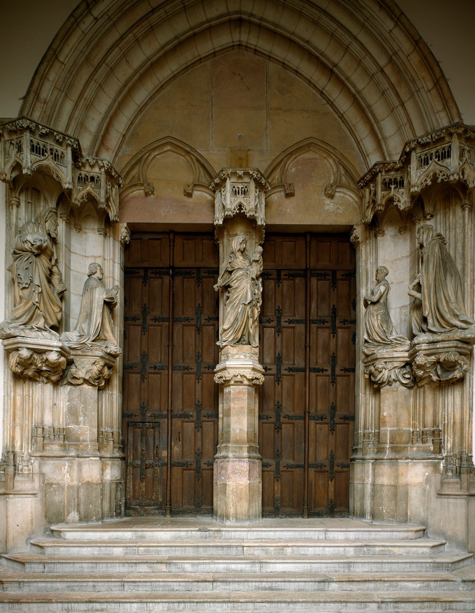 Veduta del portale della Certosa di Champmol. È decorato con cinque sculture realizzate da Claus Sluter (circa 1350 - circa 1405): la Vergine, il Duca e la Duchessa di Borgogna, San Giovanni Battista e Santa Margherita. 1386-1401. Digione (Côte-d