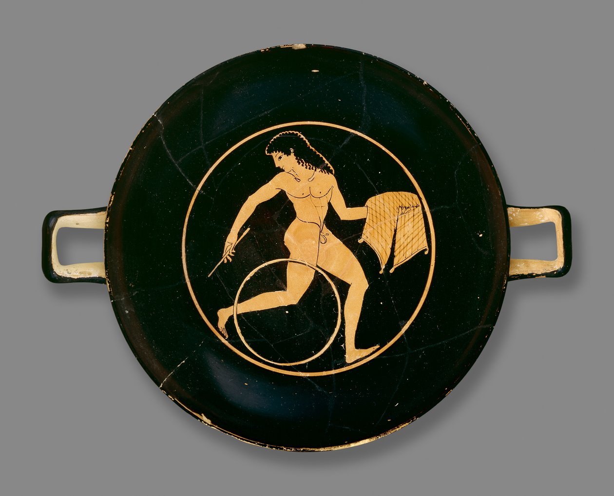 Coppa a figure rosse attiche decorata con un ragazzo che porta un piatto di cibo e fa rotolare un cerchio, trovata a Chiusi, Italia, c.500 a.C. da Colmar Painter
