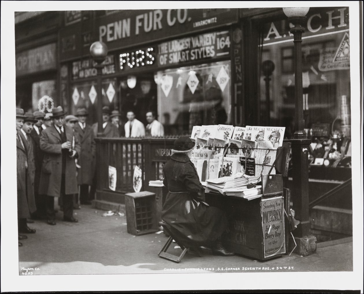 Venditrice di giornali cieca, Fannie Lyons, al suo stand all