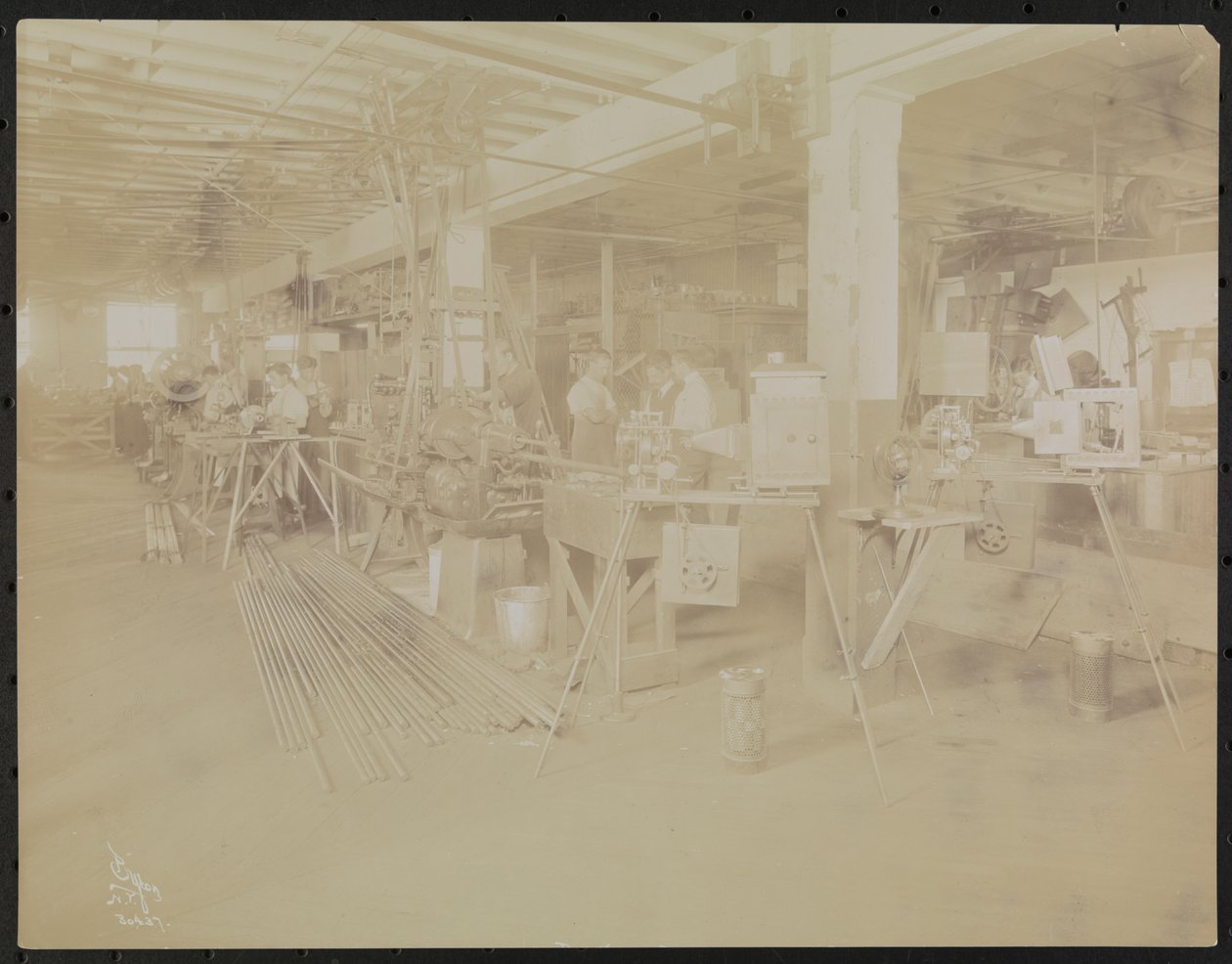 Laboratorio cinematografico Dressler & Co. con persone al lavoro, New York da Company Byron