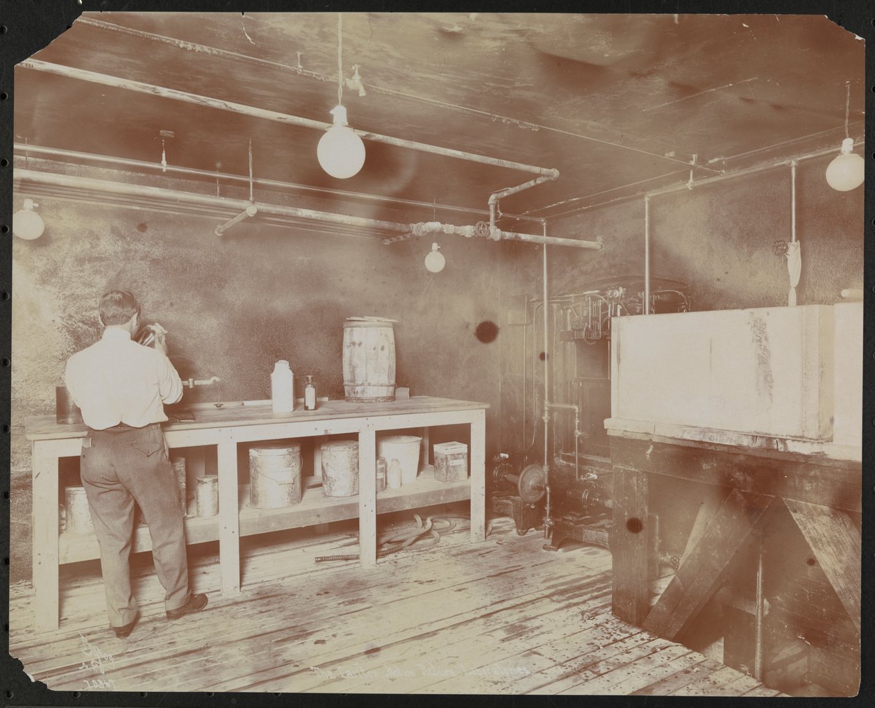 Laboratori cinematografici alla Carlton Motion Picture Co. con cinque uomini e una donna che lavorano con film, giuntura ecc., New York da Company Byron