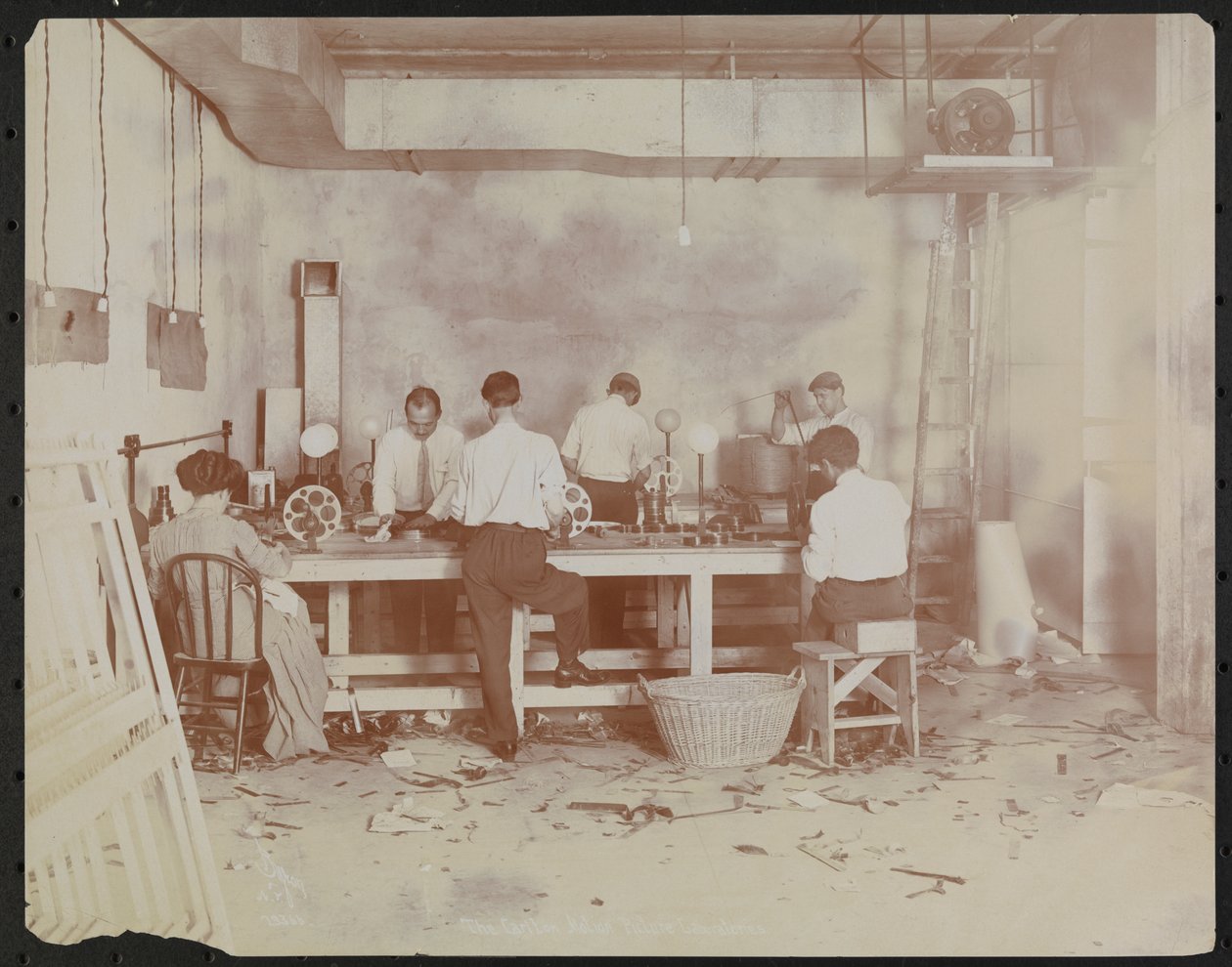 Laboratori cinematografici alla Carlton Motion Picture Co. con cinque uomini e una donna che lavorano con film, giuntura ecc., New York da Company Byron