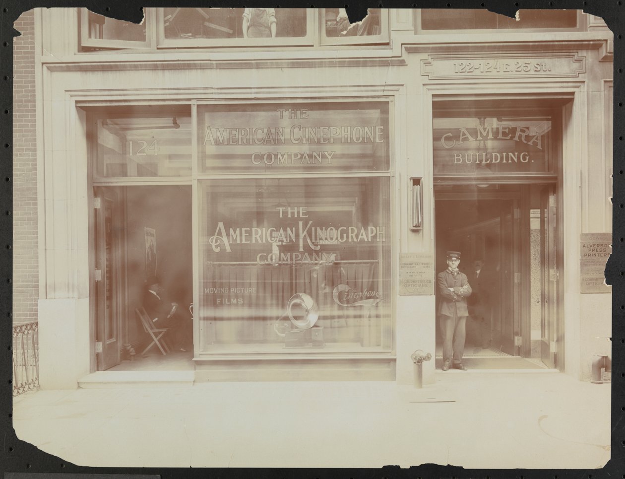 Facciata del primo piano di 122-124 E. 25th Street, il Camera Building, American Cinephone Company, American Kinograph Company e portiere, New York da Company Byron