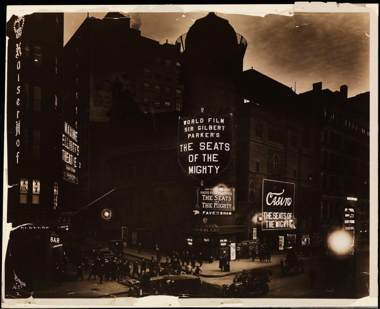 Il Teatro Casino di notte, folle e auto, e operai edili che scavano in strada, Broadway e 39th St., New York, c.1915 (foto in b/n) da Company Byron