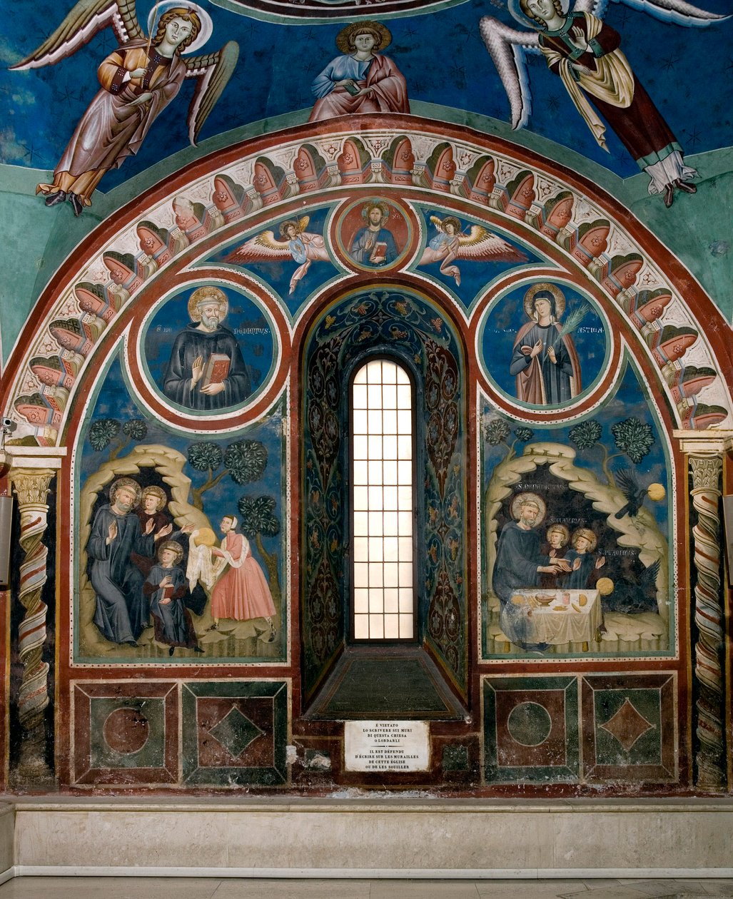 Diversi episodi della vita di San Benedetto da Norcia: a sinistra una donna porge un pezzo di pane avvelenato a San Benedetto, a destra un corvo prende il pane e salva San Benedetto. Affresco del Maestro Consolo, Chiesa Inferiore del Monastero da Consolo 