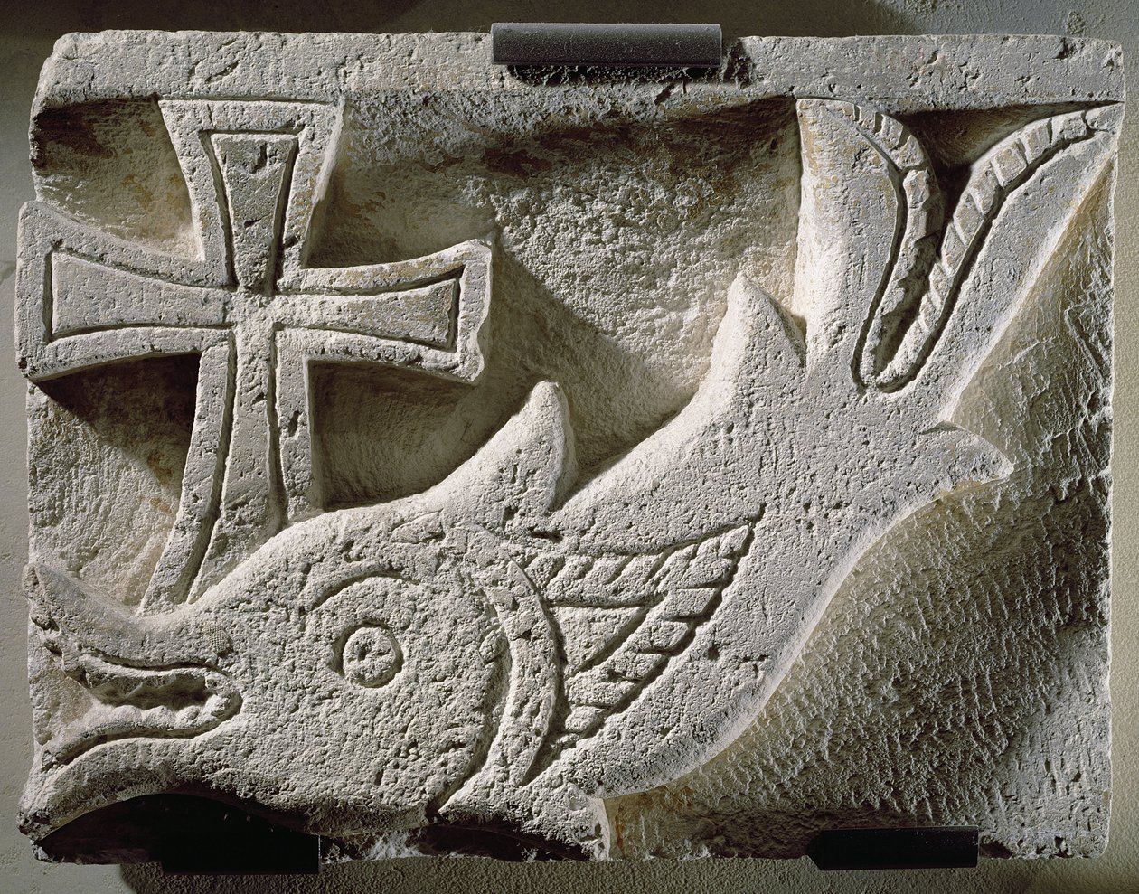 Rilievo raffigurante un pesce e una croce, dal cimitero di Ermant, IV-V secolo da Coptic