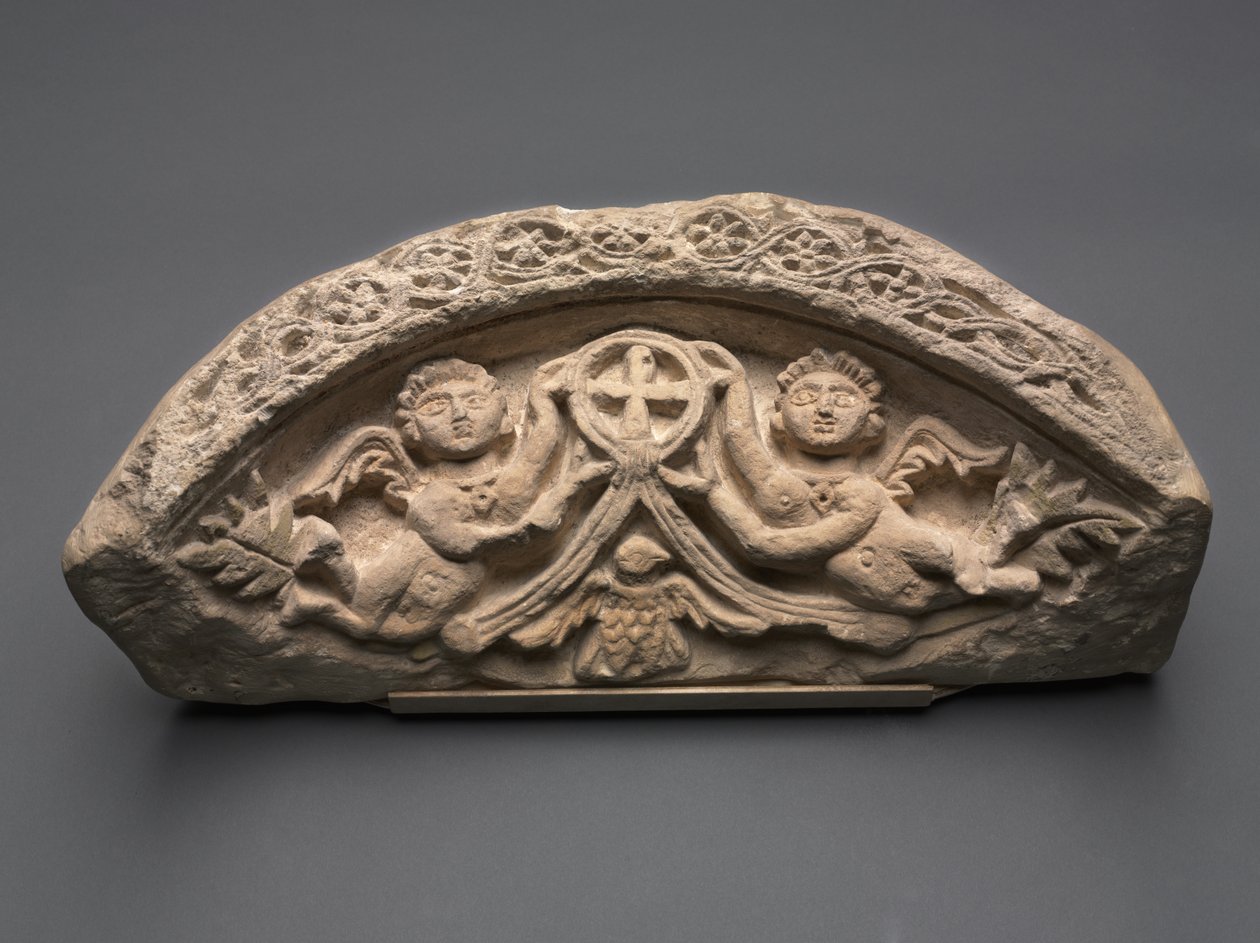 Lunetta con due angeli che sostengono una croce pendente, 400 da Coptic