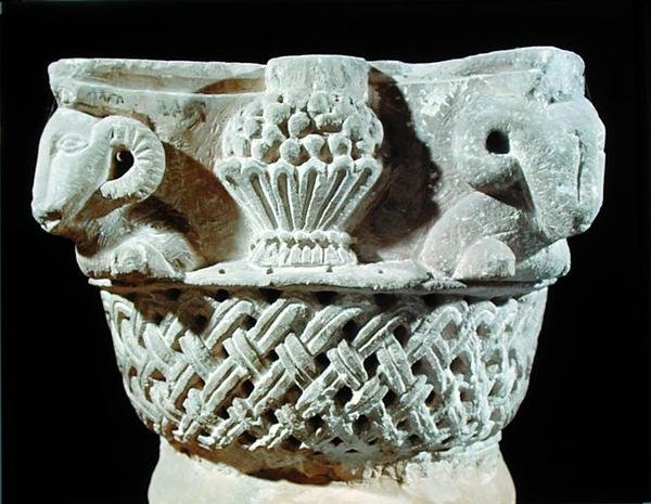 Capitello a forma di cesto con teste di ariete e grappoli d