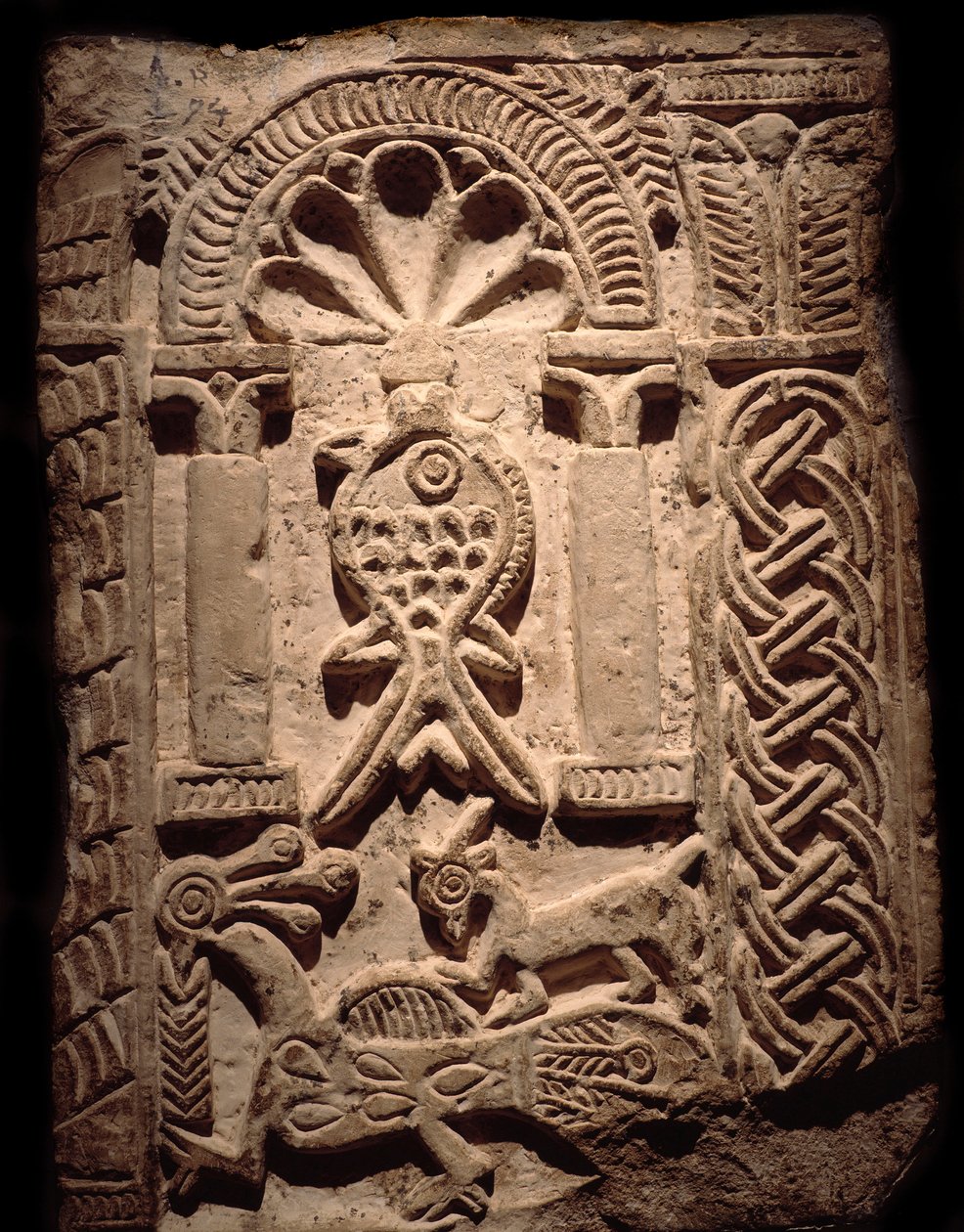 Civiltà copta: frammento murale di altorilievi con pesci (simbolo cristiano). VI o VII secolo d.C. Luxor, Museo d