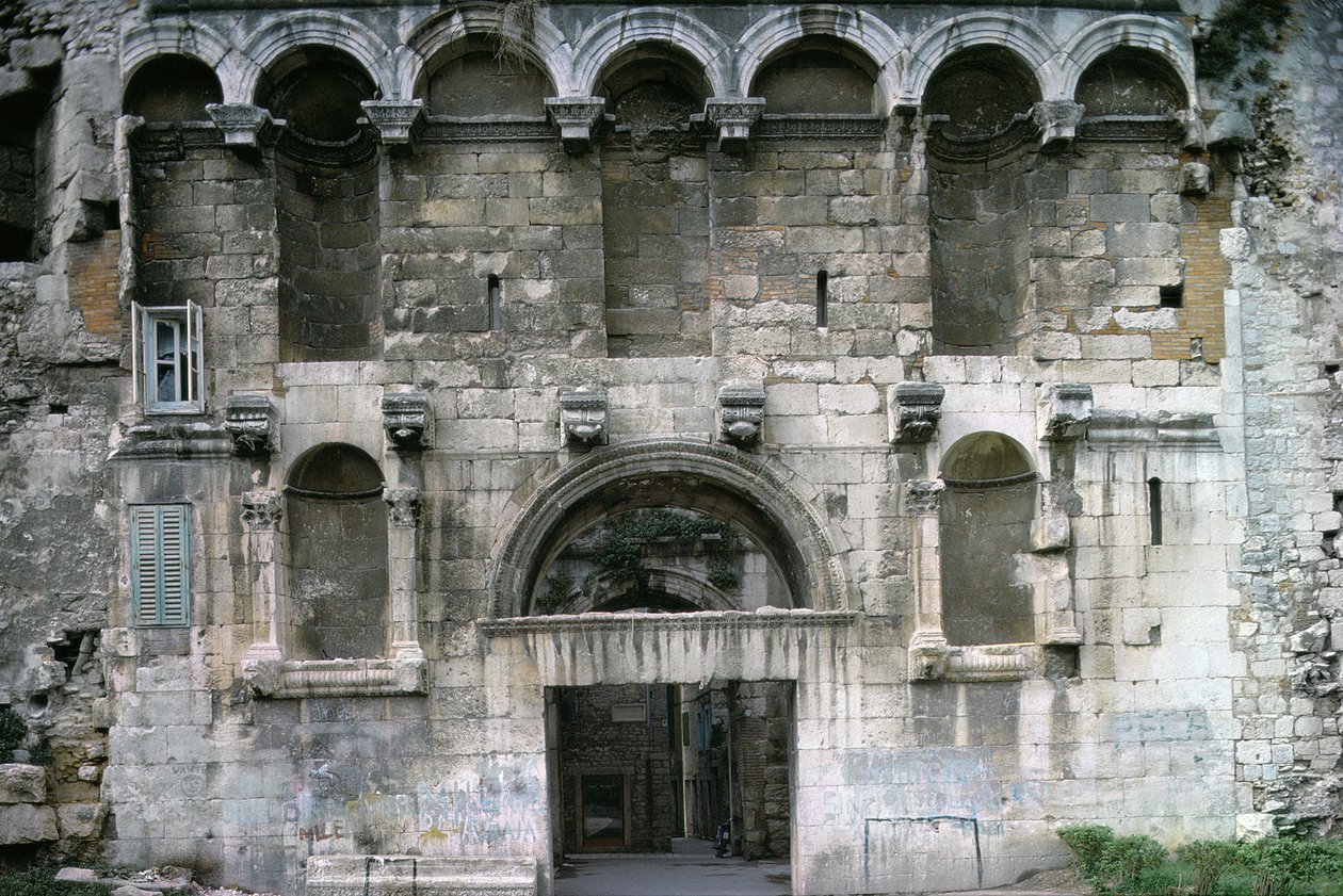 Porta Aurea al Palazzo di Diocleziano, c.300 d.C. da Croatian School