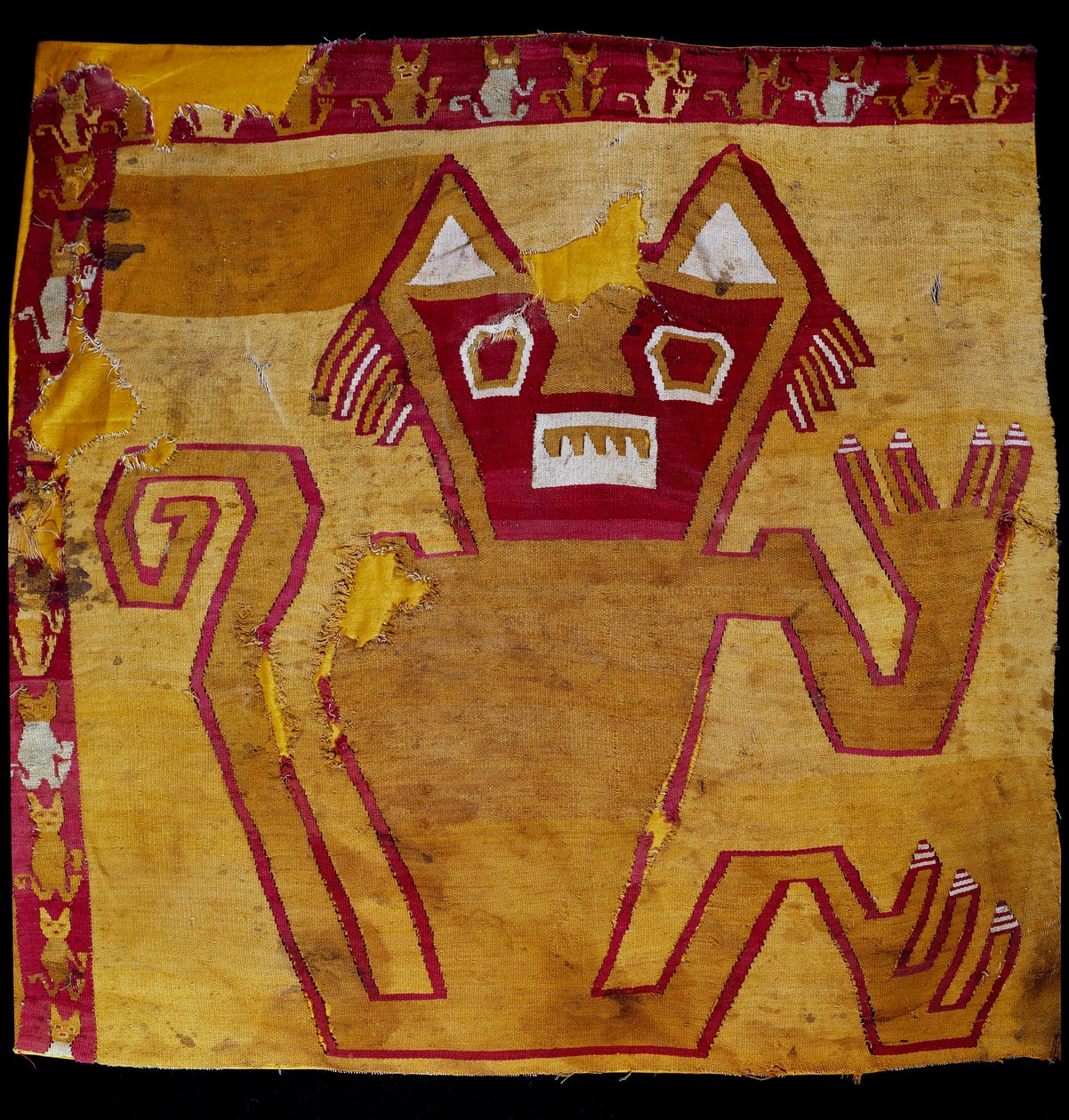 Arte precolombiana, civiltà Nazca: frammento di tessuto con rappresentazione zoomorfa. 100 A.C. - 800 D.C. Goteborg, museo etnografico da Culture Nazca