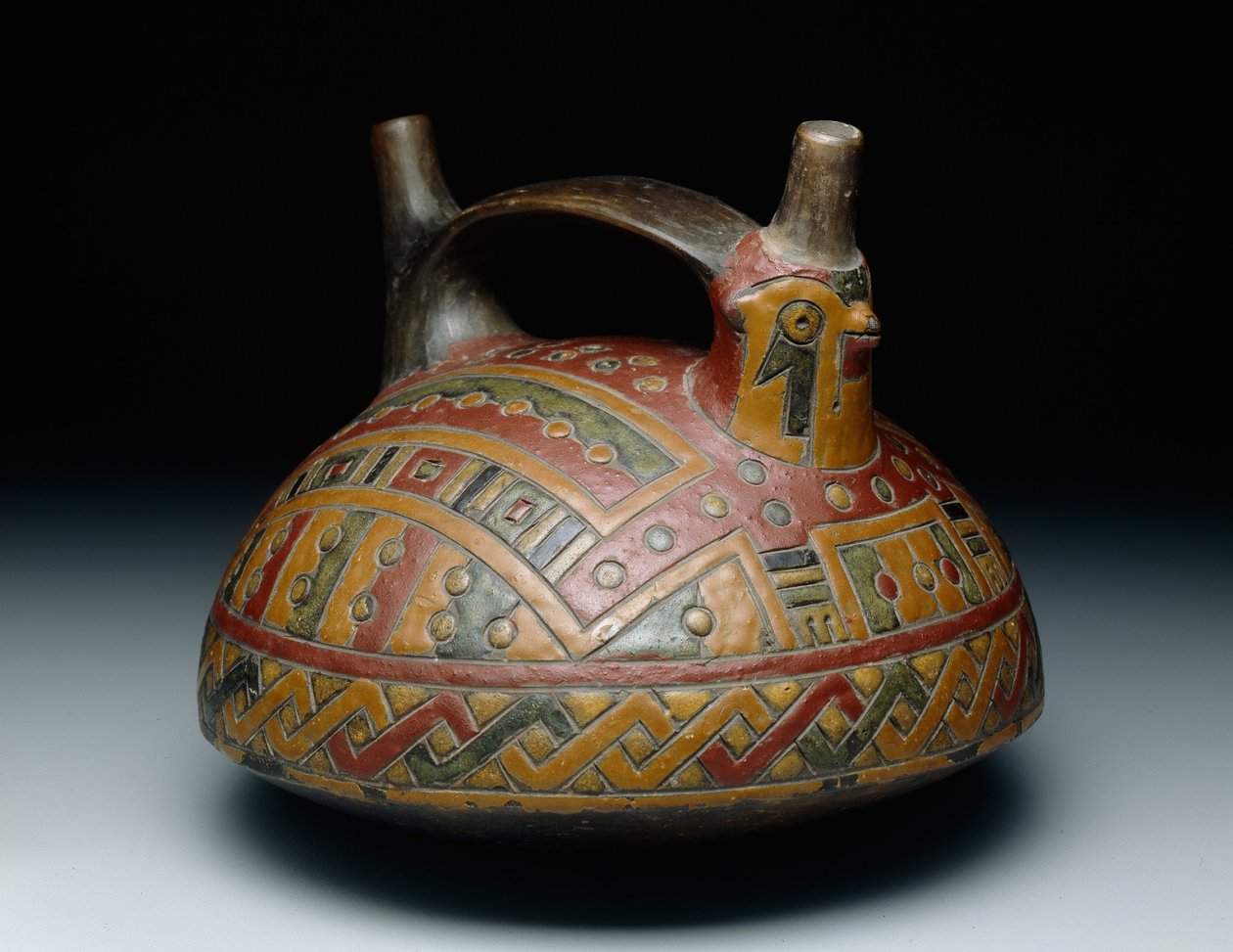 Vaso a doppio becco con manico a cinghia raffigurante un falco, Orizzonte Antico, Epoca 8, c.500-400 a.C. da Culture Paracas