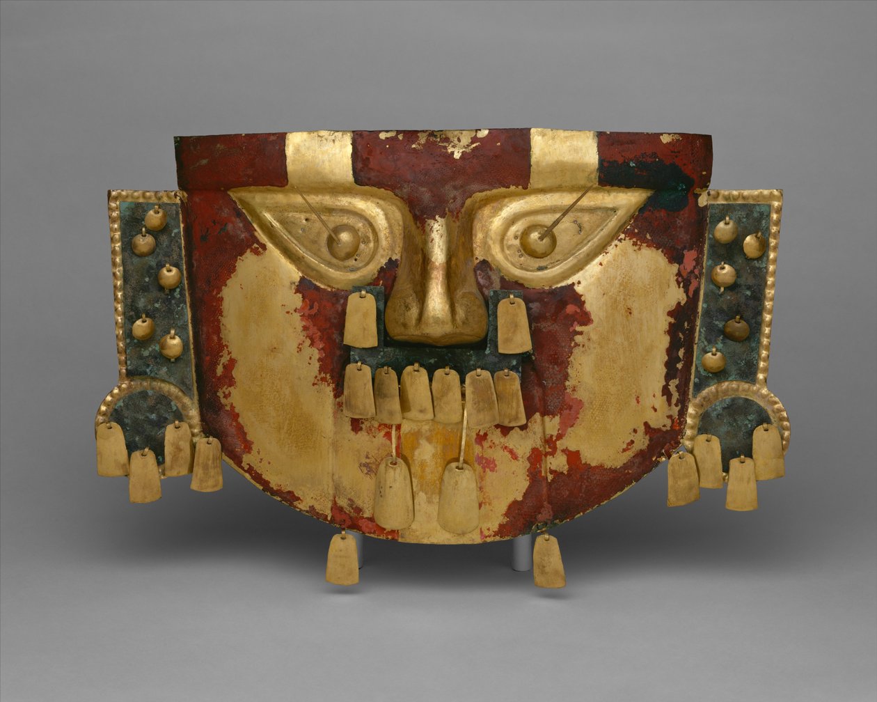 Maschera funeraria peruviana, 900-1100 d.C. (oro, sovrapposizioni in argento-rame, cinabro) da Culture Sicán