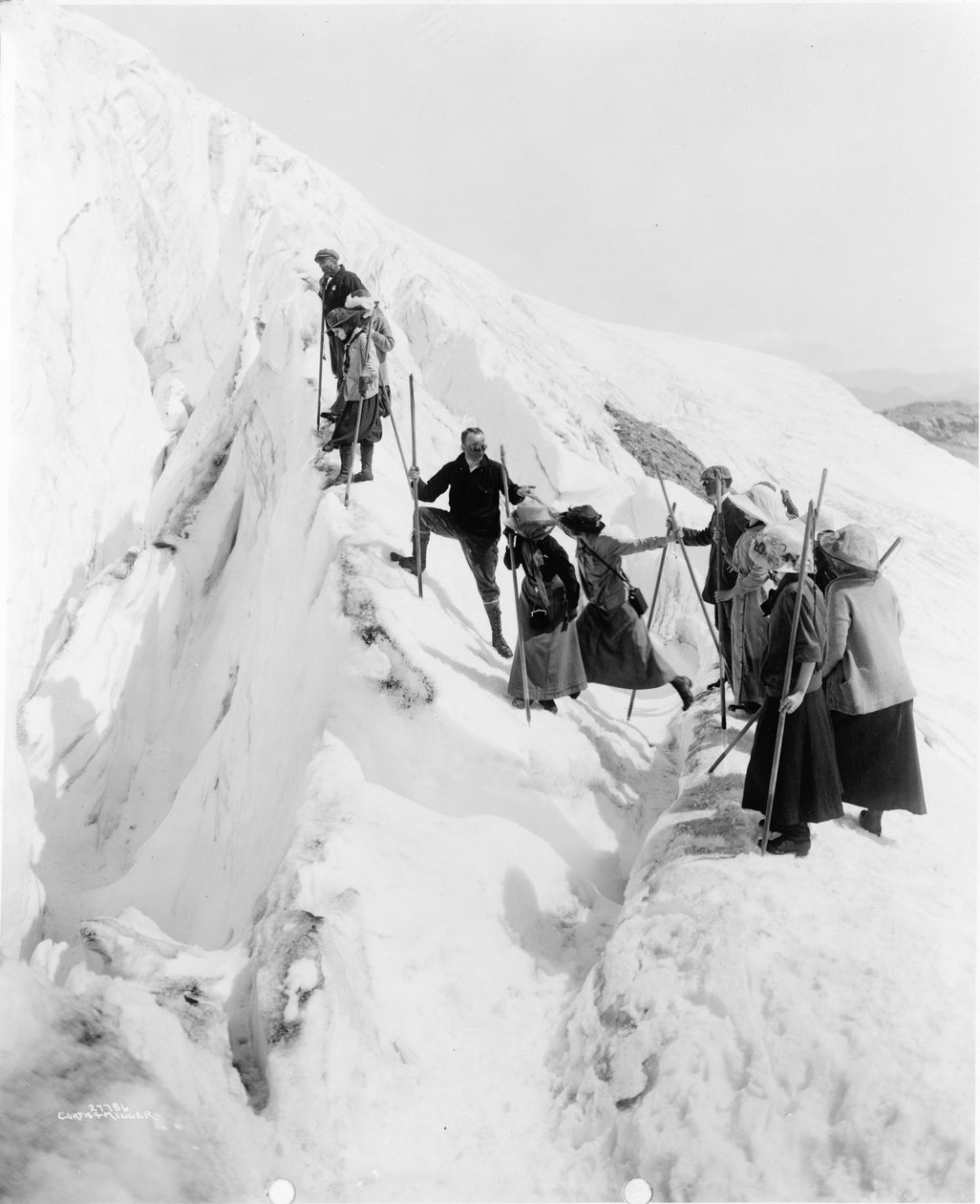 Gruppo di uomini e donne che scalano il Paradise Glacier nel Parco Nazionale del Monte Rainier, Washington da Curtis & Miller