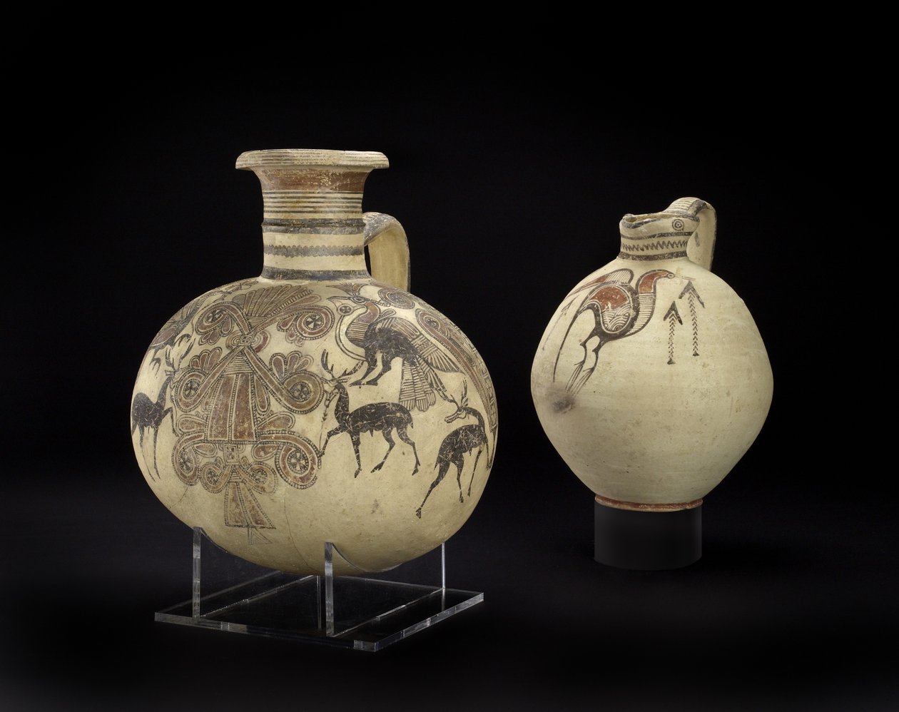 Brocca bicroma IV a forma di barile cipriota-fenicia e vaso fenicio con albero sacro, cervi, uccelli crestati e fiori di loto (ceramica) da Cypriot