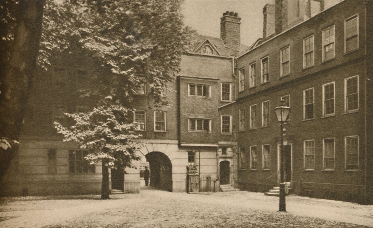 Ciottoli del tranquillo cortile interno a Staple Inn a Holborn, c. 1935 da Cyril Ellis