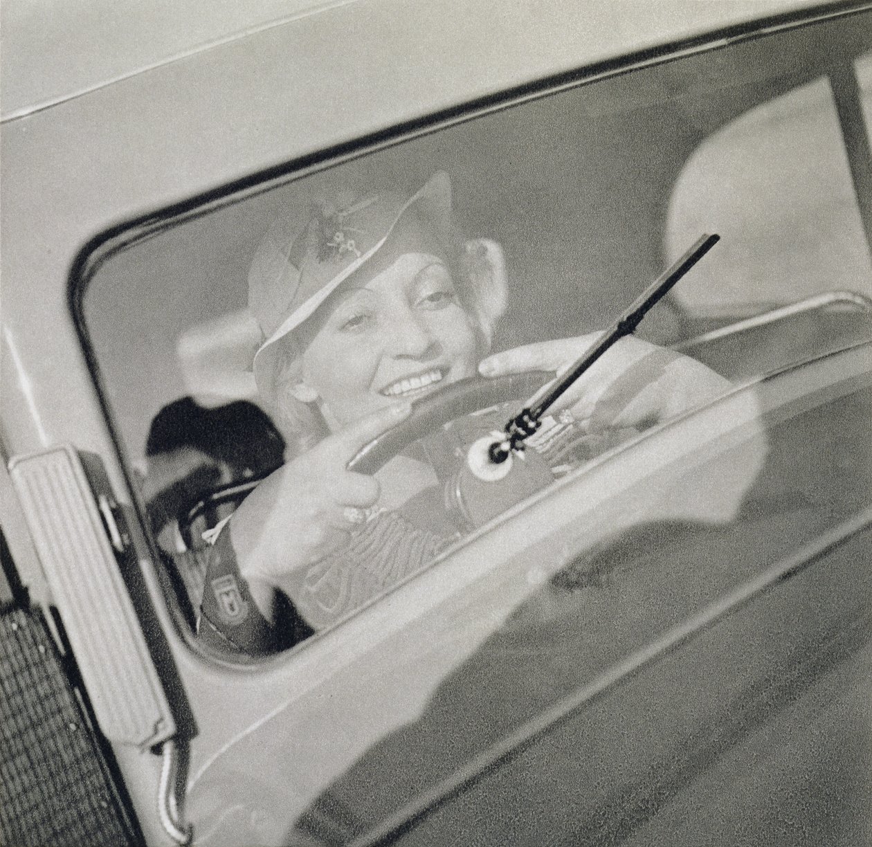 Una donna alla guida, c.1930s da Czech Photographer