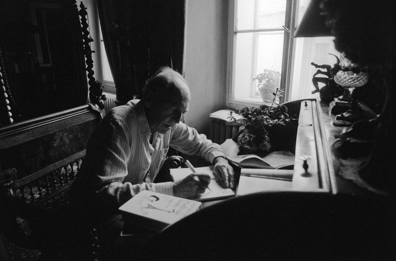 Jiri Mucha seduto alla sua scrivania nella sua casa a Hradcany, Praga da Czech Photographer