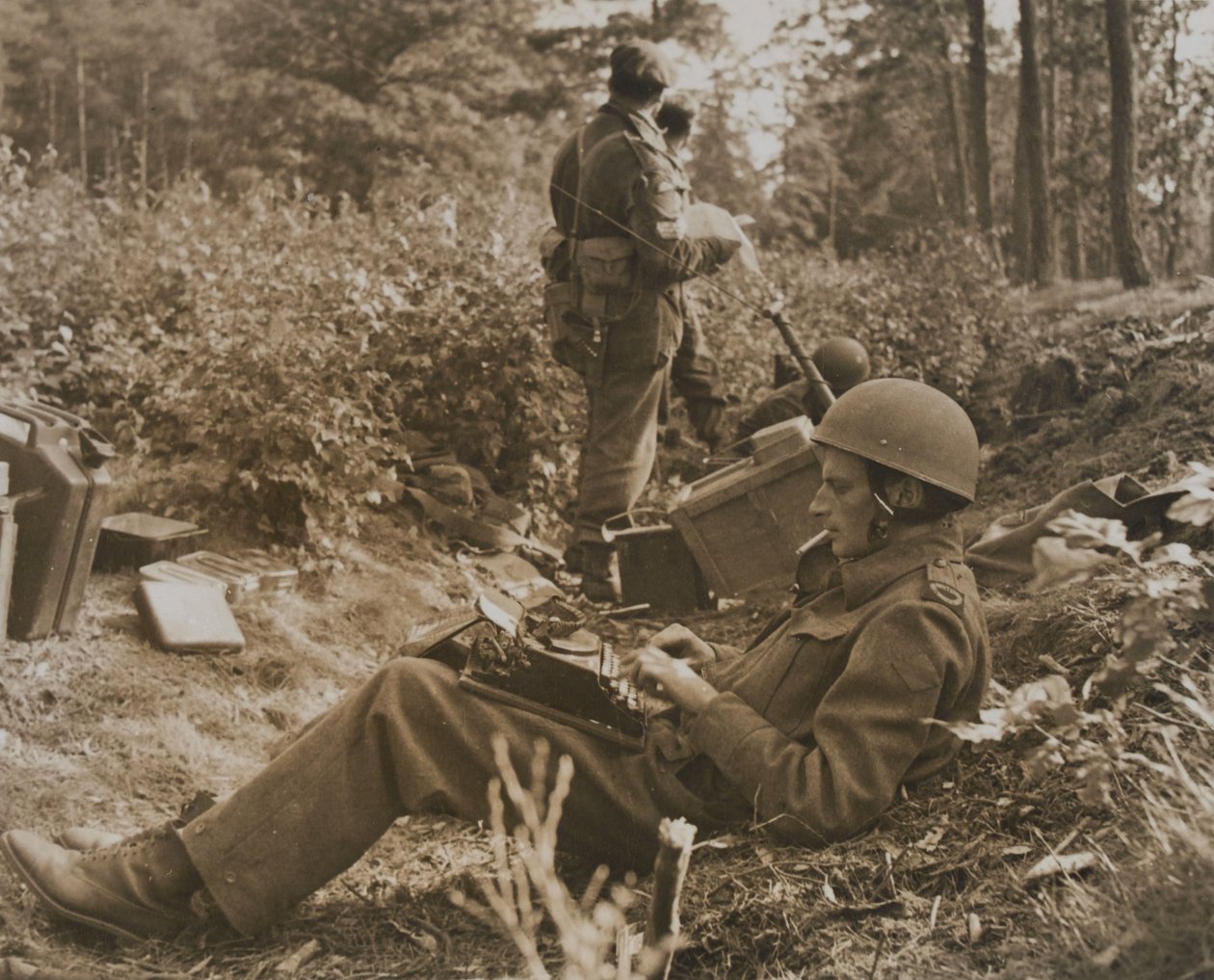 Corrispondente di guerra Alan Wood che scrive un dispaccio da D.M. Sgt. Smith