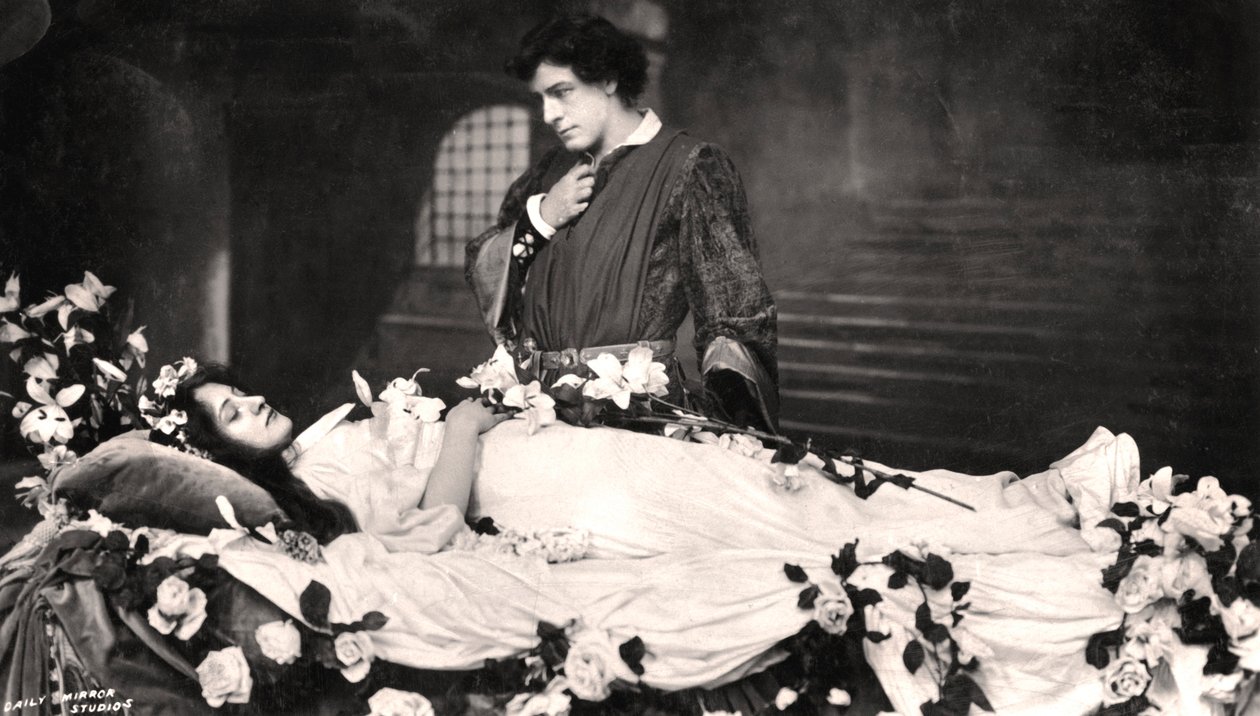 Matheson Lang e Nora Kerin in una scena di Romeo e Giulietta, 1908 da Daily Mirror Studios