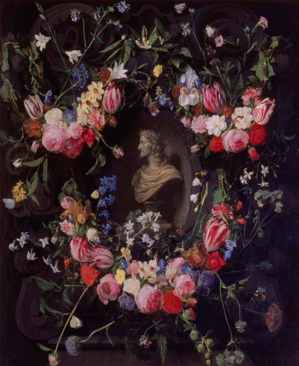 Ghirlanda di fiori che circonda un busto di marmo dell