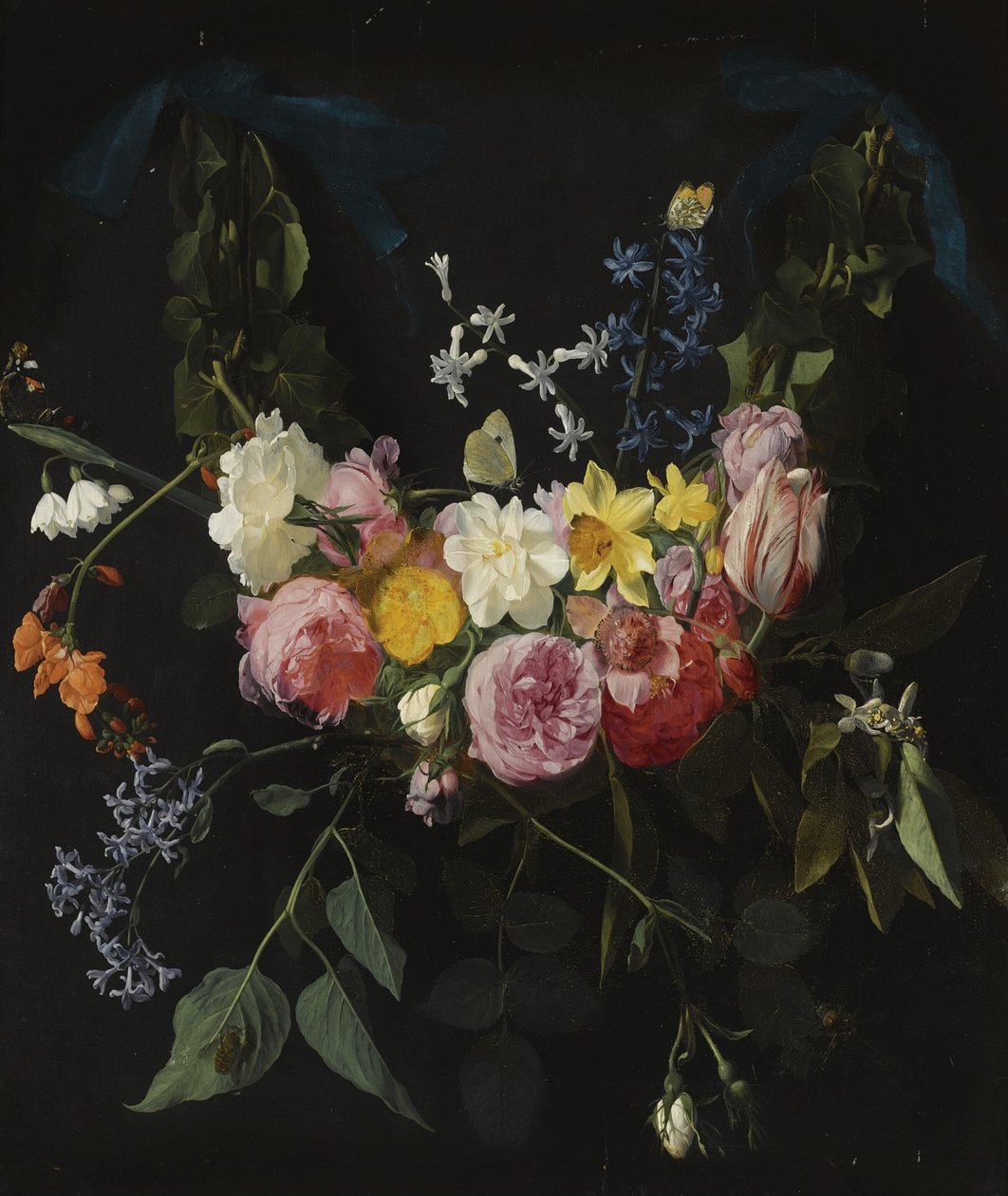 Ghirlanda di fiori sospesa a due nastri blu da Daniel Seghers