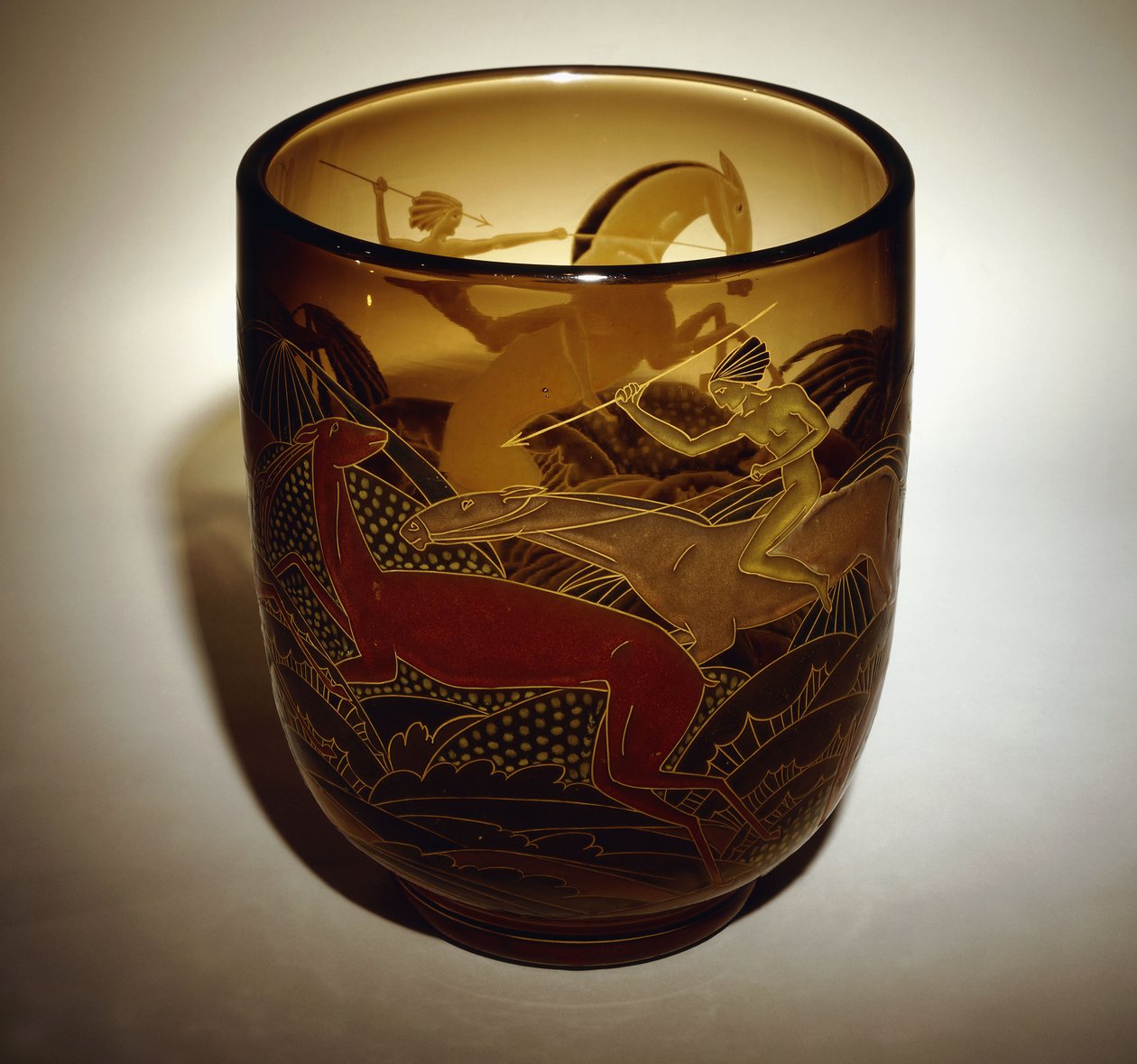 Vaso di vetro smaltato raffigurante due Amazzoni che cacciano cervi da Daum Freres