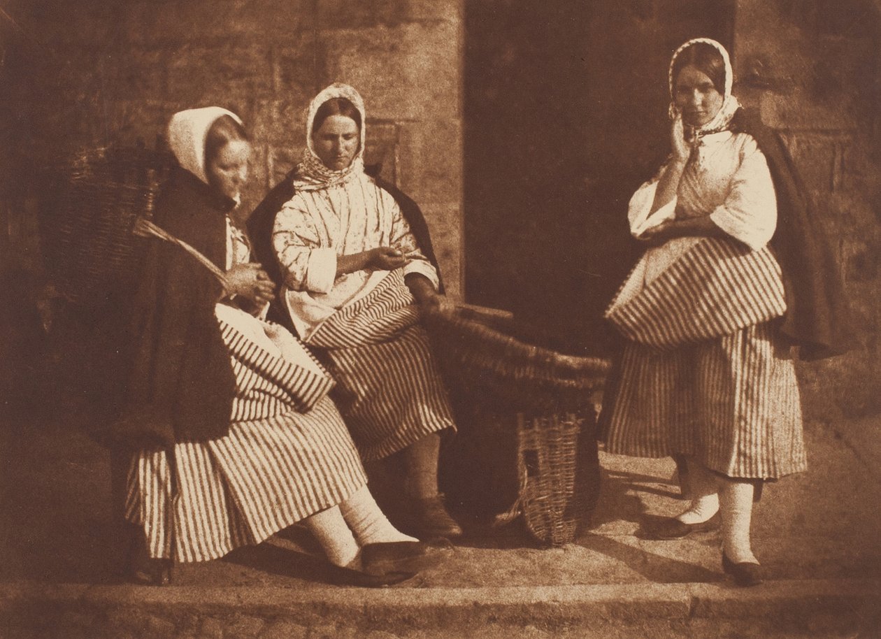 Signora Logan e due donne sconosciute, Newhaven, 1843-47, stampato c. 1916 da Hill and Adamson