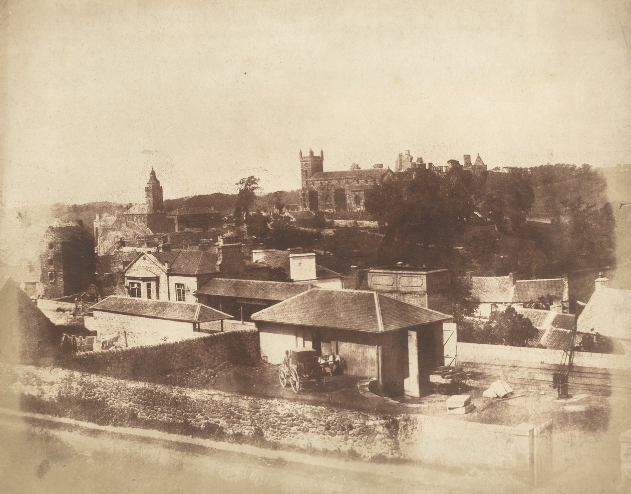 Linlithgow, dalla stazione ferroviaria, con il municipio, la chiesa di San Michele e il palazzo, 1843-1847 (foto) da David Octavius Hill