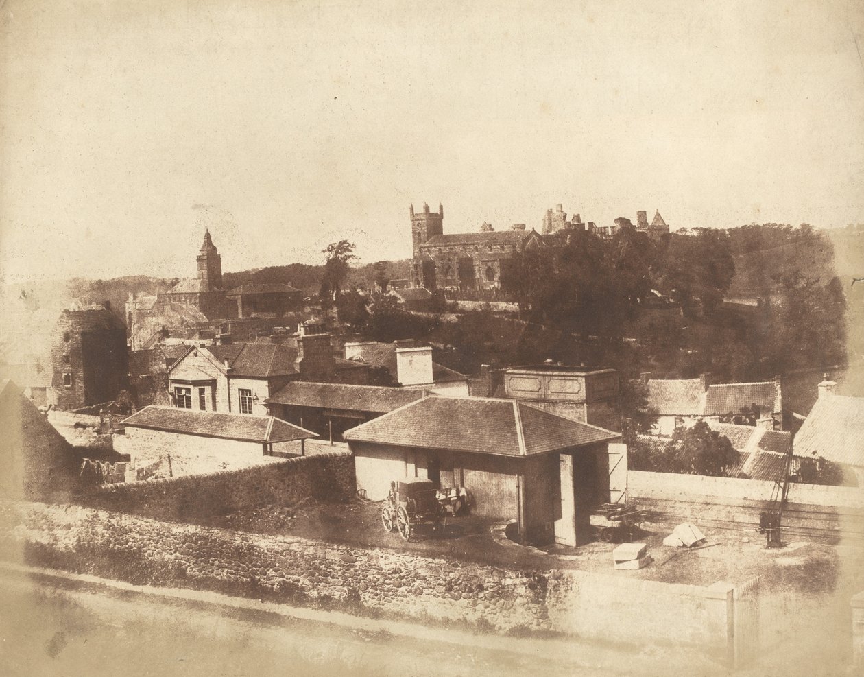 Linlithgow, dalla stazione ferroviaria, con il Municipio, la Chiesa di San Michele e il Palazzo da David Octavius Hill and Robert Adamson