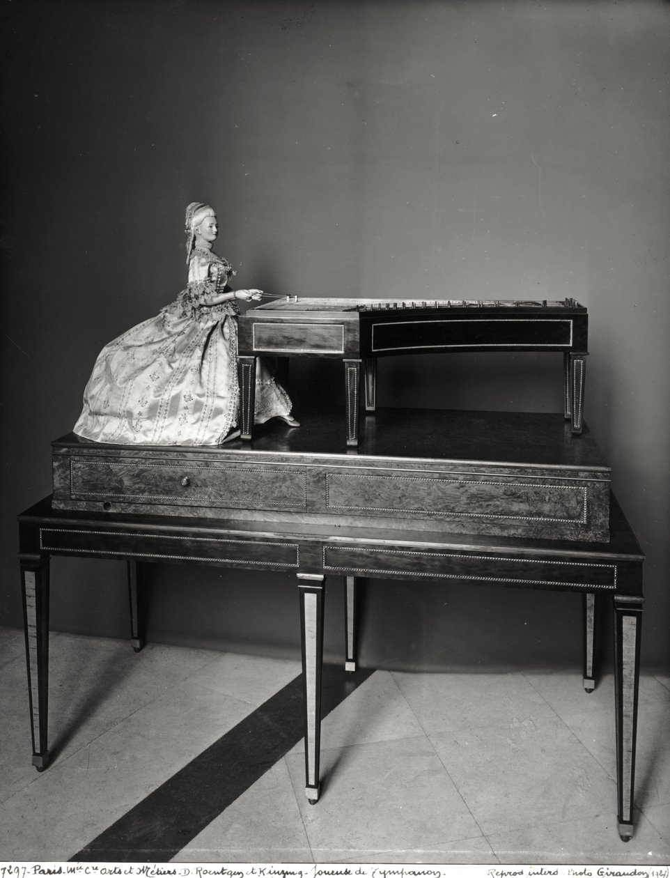 Suonatore di dulcimer da David Roentgen