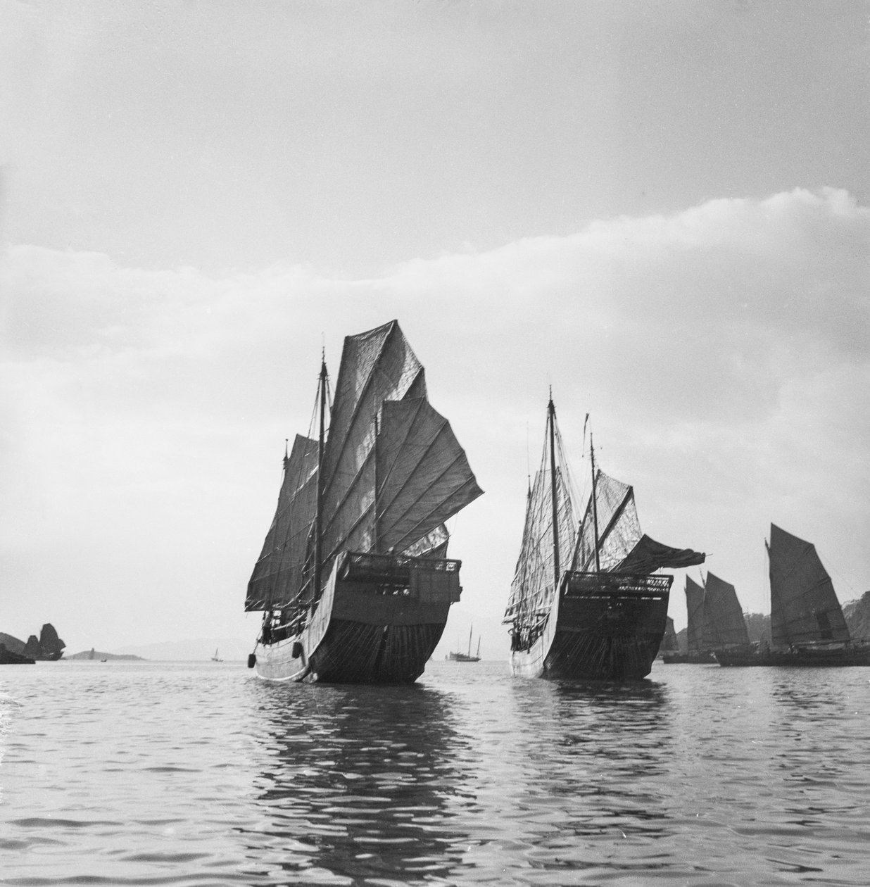 Due giunche da pesca tipo Yeungkong a vela ad Aberdeen, Hong Kong da David Watkin Waters