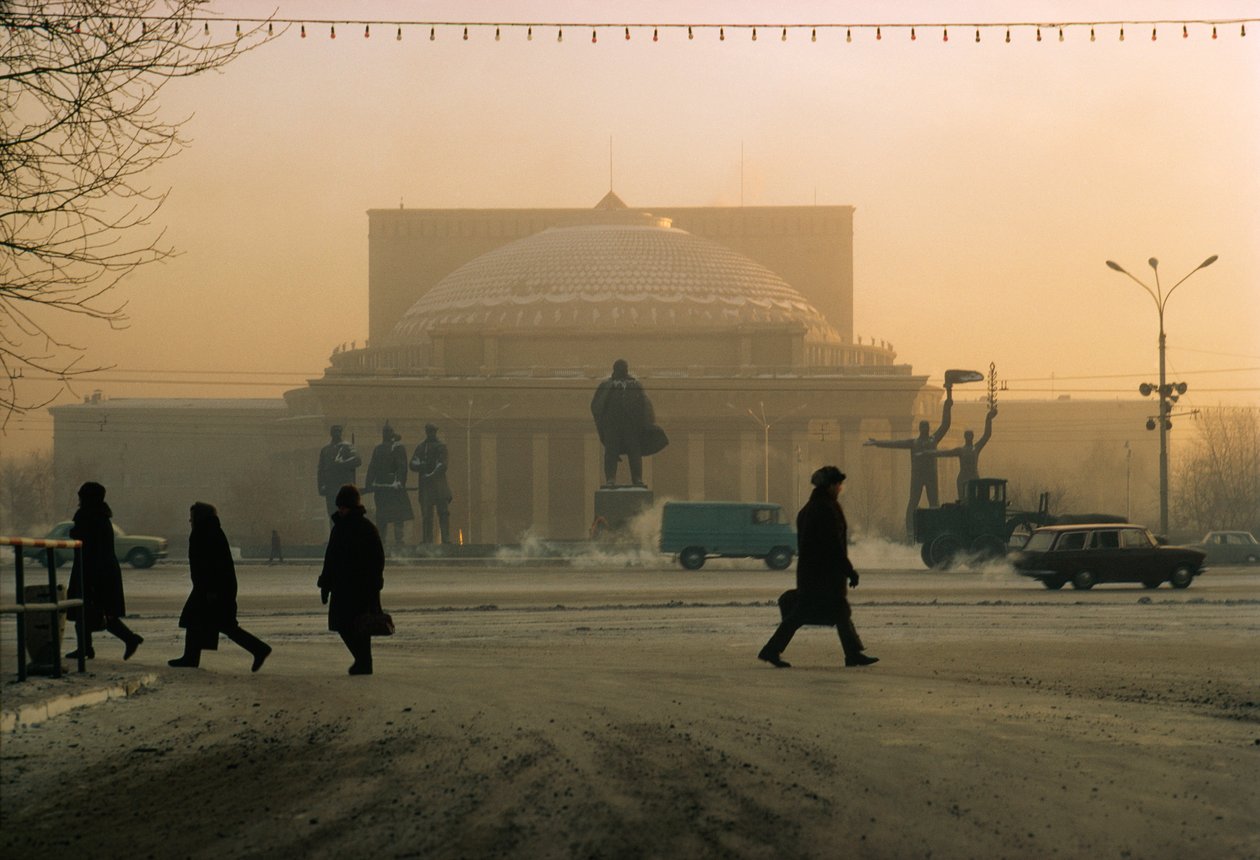 Una statua di Vladimir Lenin sorveglia il Teatro di Novosibirsk. Novosibirsk, Russia. da Dean Conger