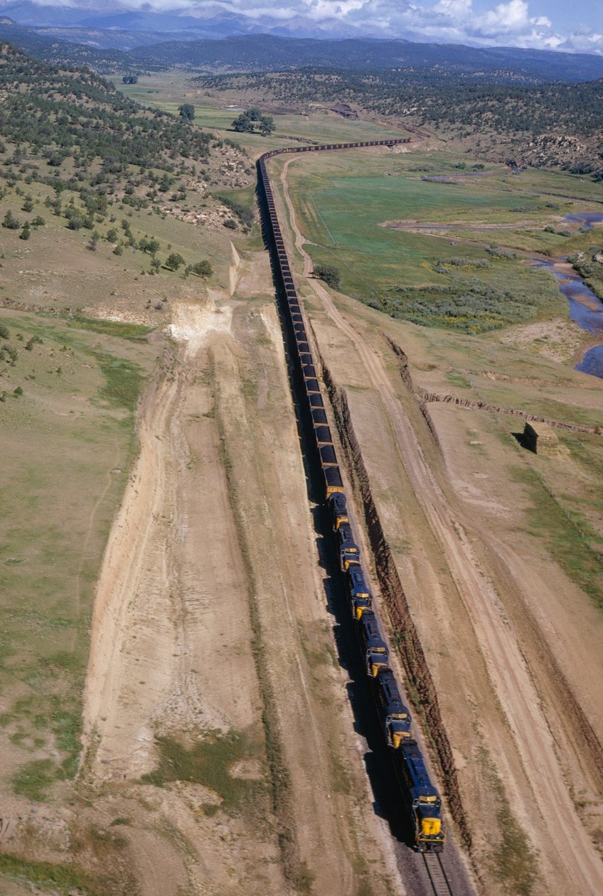 Treno unitario lungo un miglio della linea Atchison, Topeka, Santa Fe. Nuovo Messico settentrionale. da Dean Conger