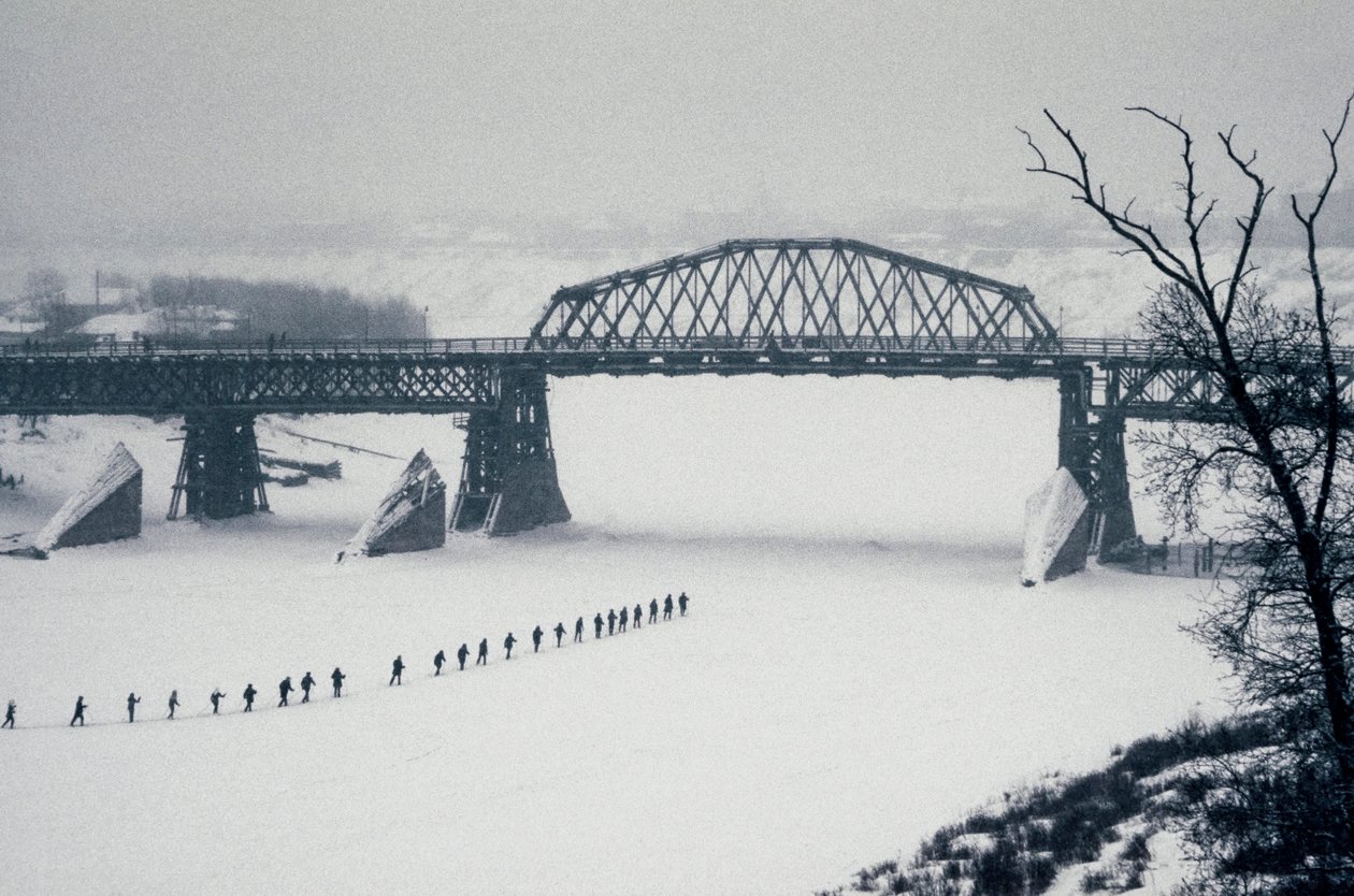 Novosibirsk, fiume Ob, Siberia, URSS, Studenti attraversano a piedi il fiume Ob ghiacciato nella neve, inverno 1976 (foto) da Dean Conger