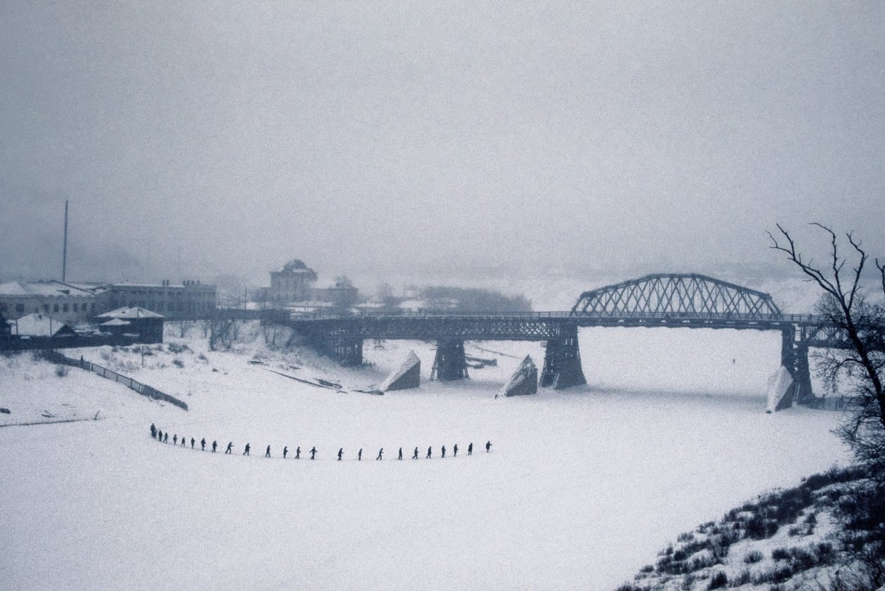 Novosibirsk, fiume Ob, Siberia, URSS, Studenti attraversano a piedi il fiume Ob ghiacciato nella neve, inverno 1976 (foto) da Dean Conger